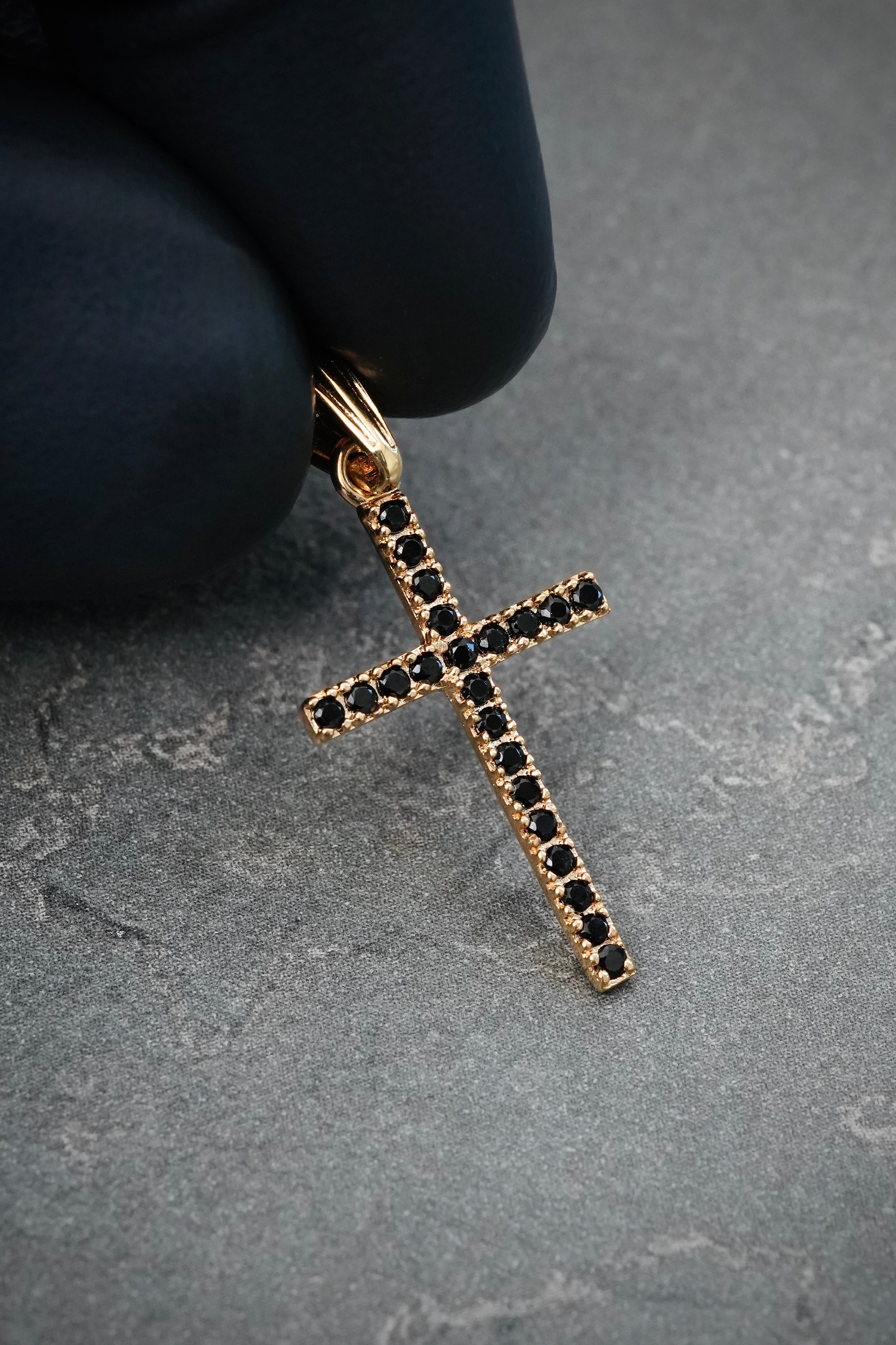 Dije Cruz con Swarovski Negro 1gr / 2.8cm / 13.2mm — Oro Amarillo