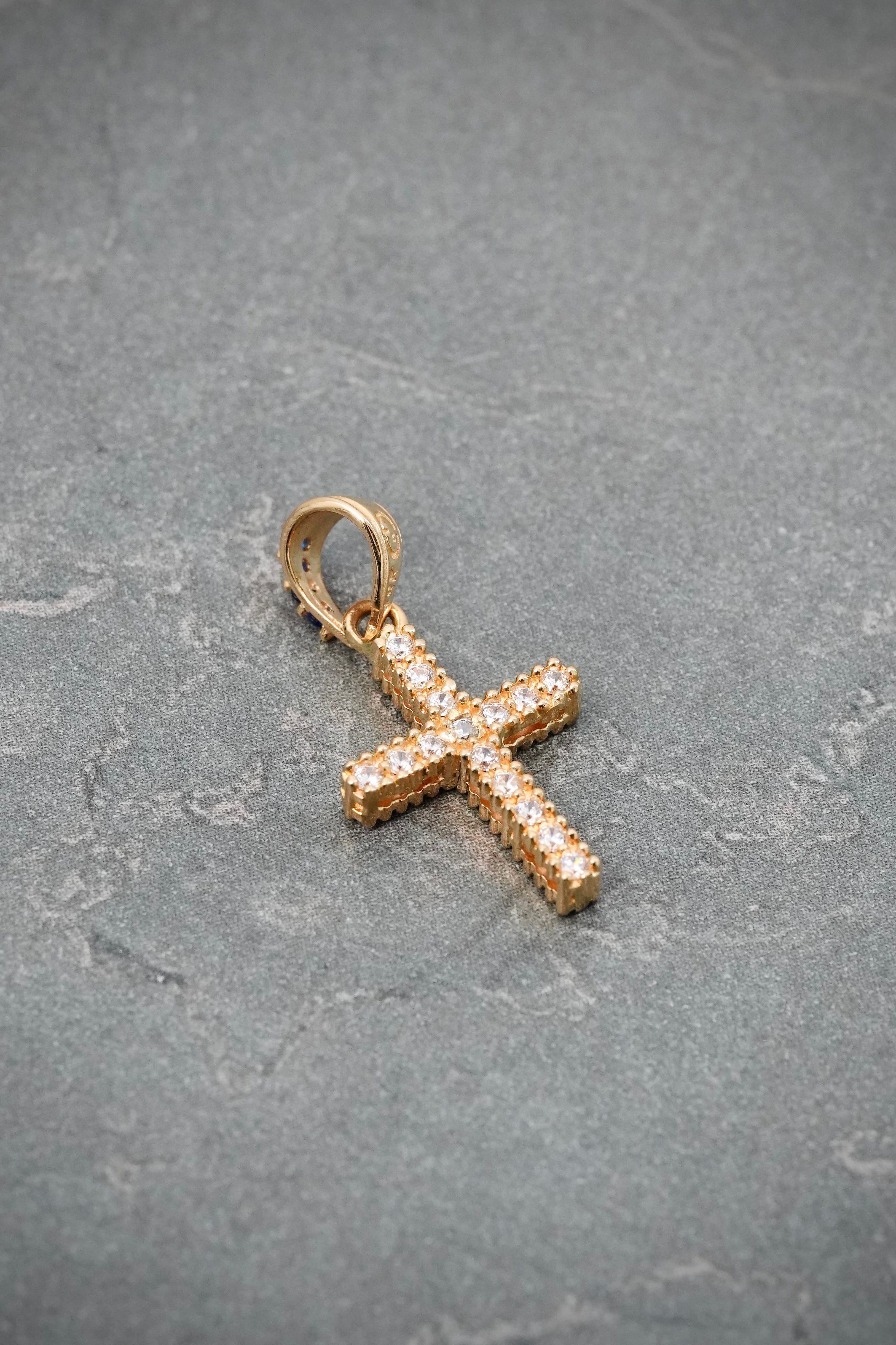 Dije Cruz con Swarovski Blanco y Fucsia 1.3gr / 2.2cm / 11mm — Oro Amarillo