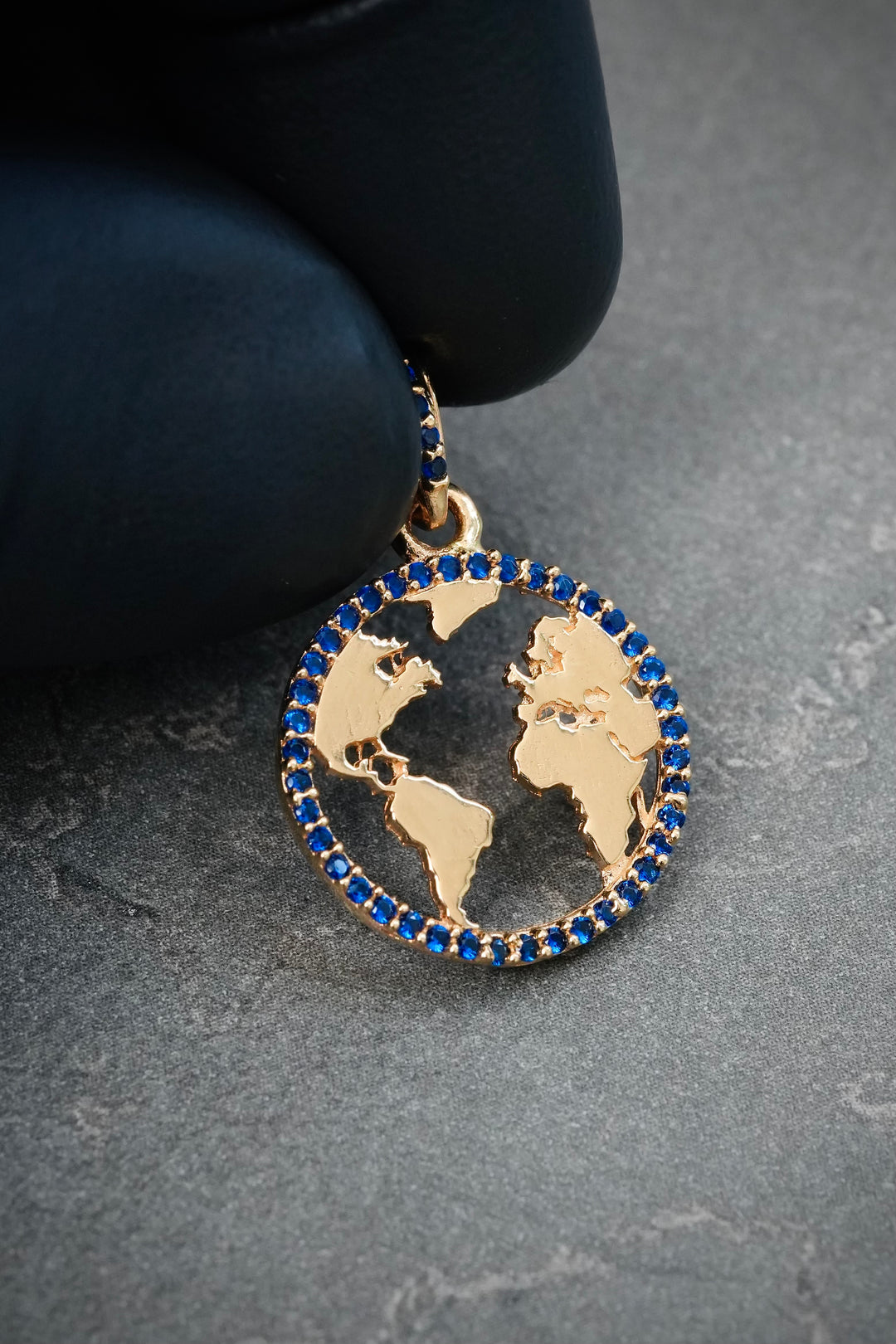 Dije Mundo 2.2gr / 2.5cm / 16.4mm — Oro Amarillo