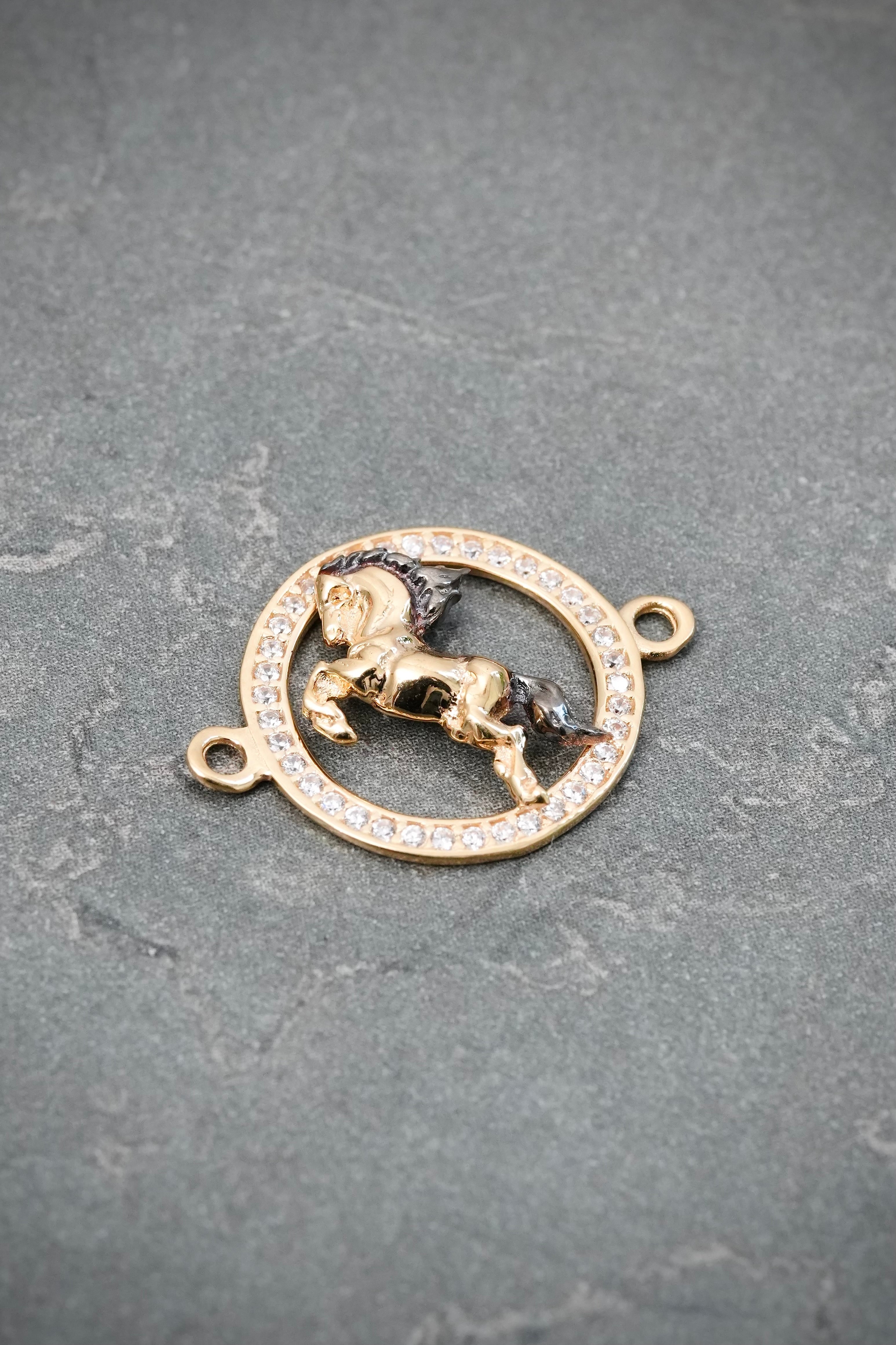 Herraje Caballo con Swarovski Blanco 1.45gr / 2.1cm / 16.3mm — Oro Amarillo