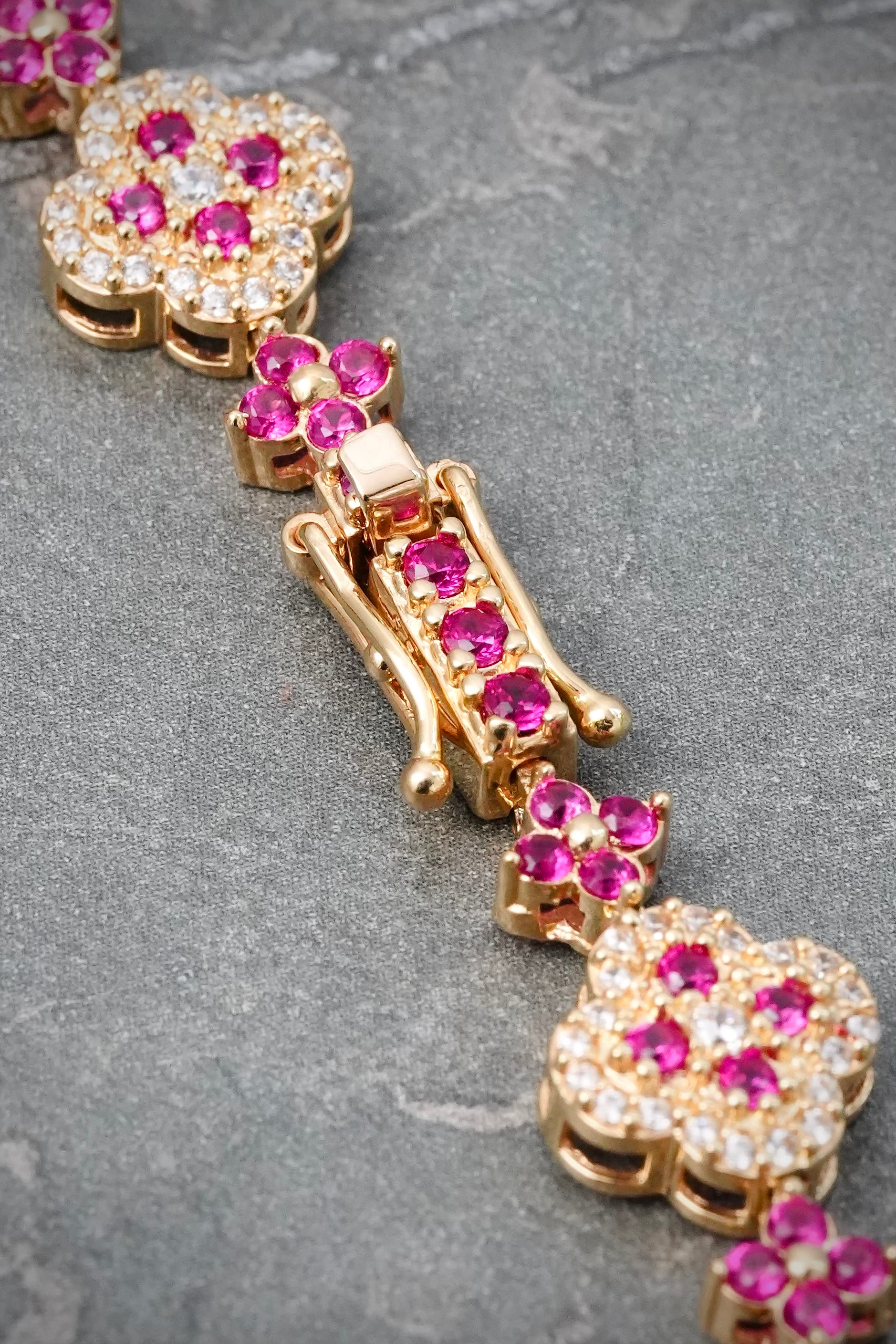 Pulso Lucky Clover con Swarovski Fucsia y Blanco 15.75gr / 18cm / 10mm — Oro Amarillo