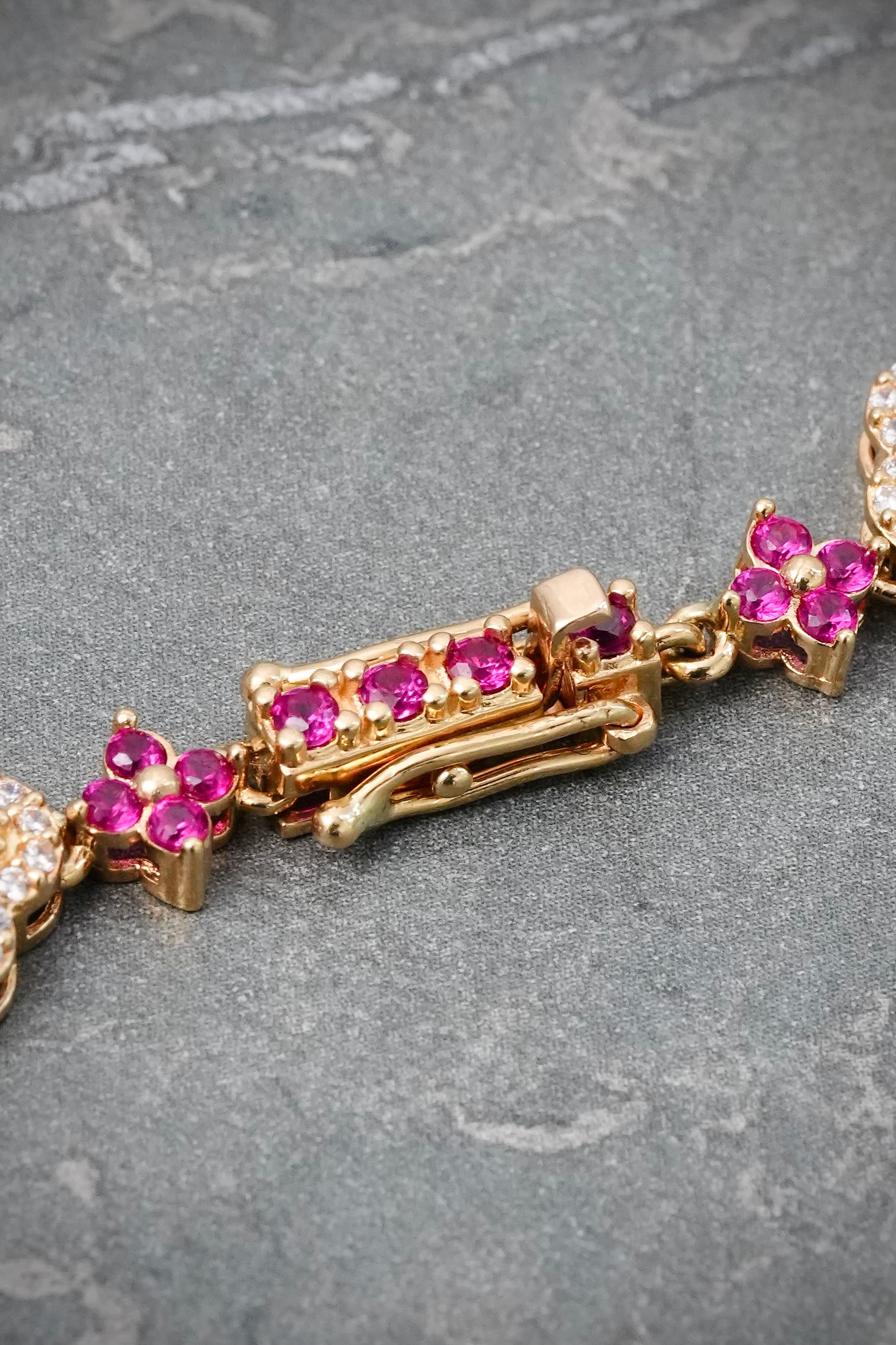 Cadena Lucky Clover con Swarovski Fucsia y Blanco 40.8gr / 50cm / 10mm — Oro Amarillo
