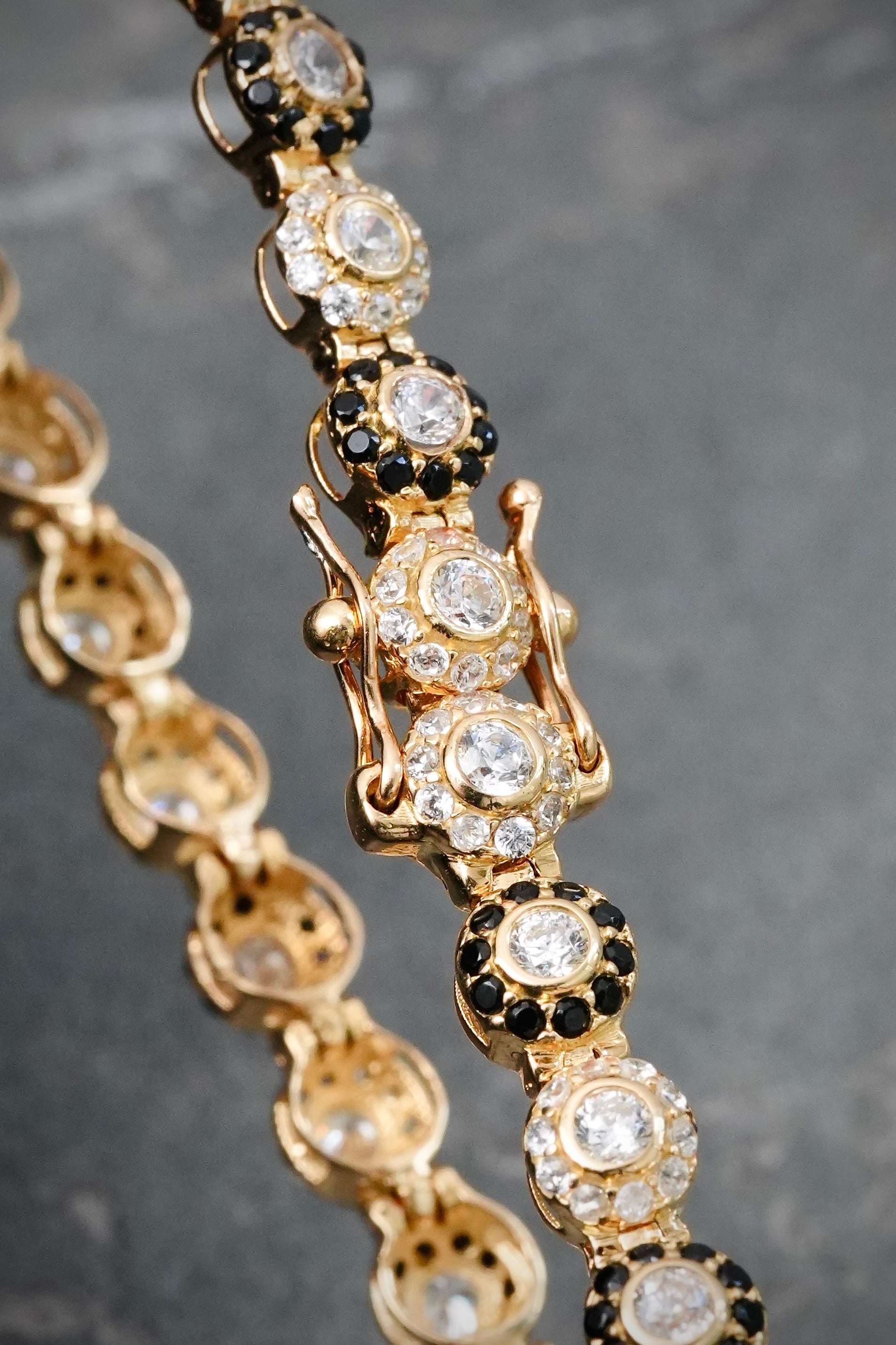 Pulso Tenis con Swarovski Negro y Blanco 10gr / 21cm / 4.4mm — Oro Amarillo