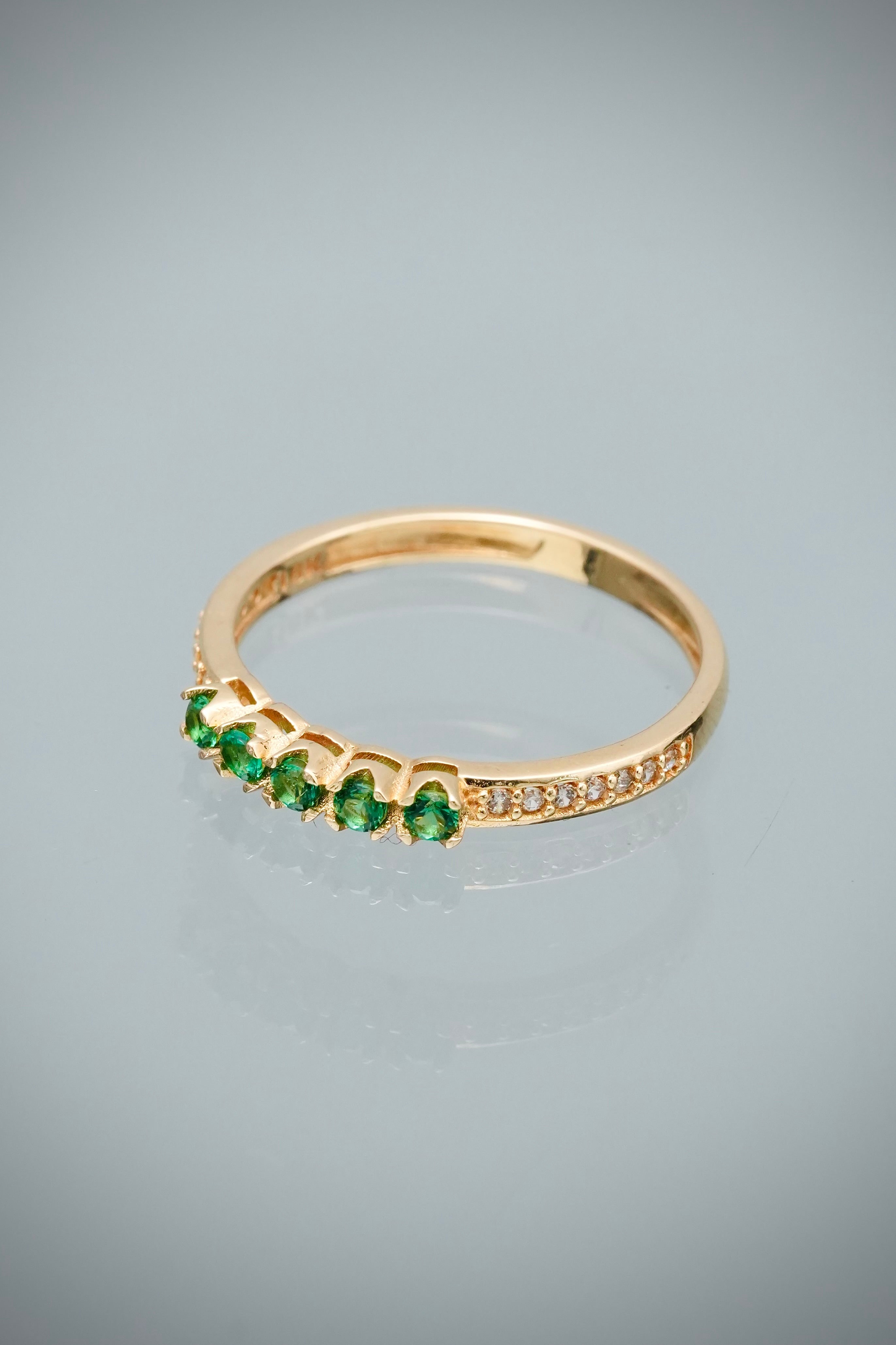 Anillo con Swarovski Verde y Blanco 1.85gr / Talla 6 1/4 — Oro Amarillo