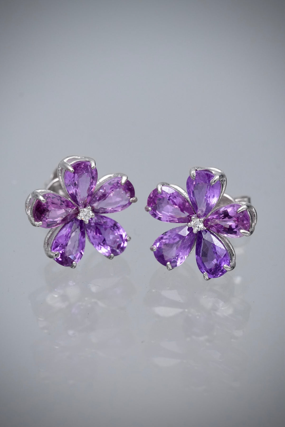 Topos flor con 399pts de zafiro y 3pts de diamantes 3.5gr / Largo 1.2cm — Oro Blanco