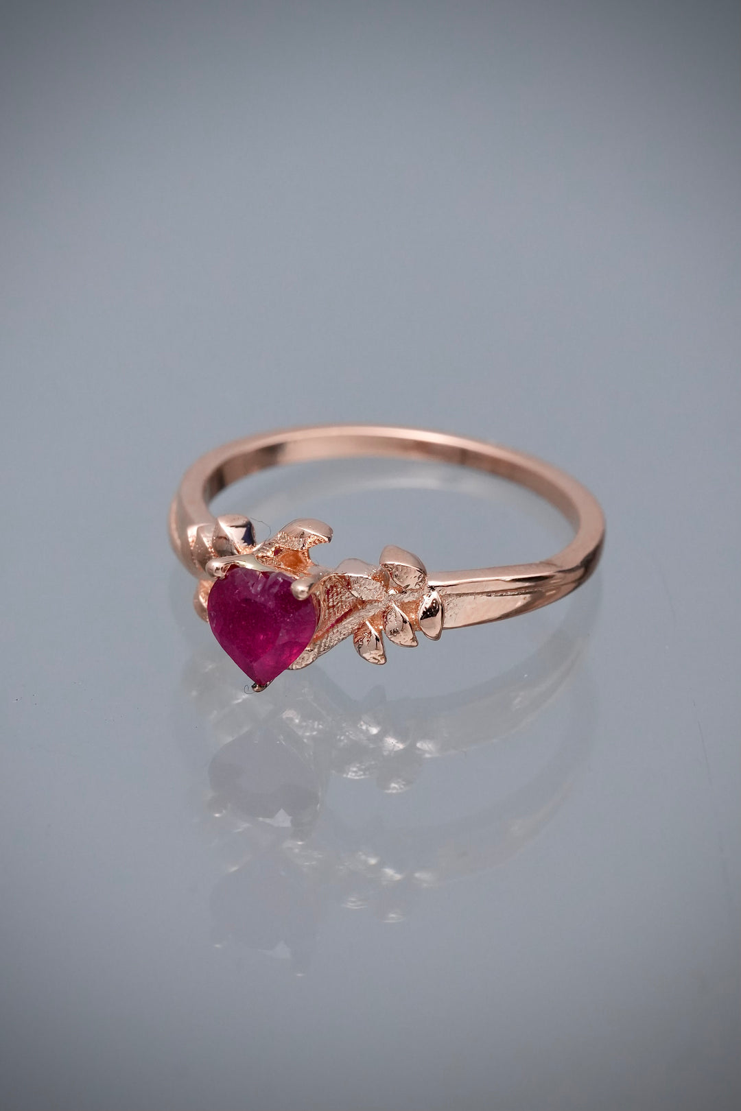Solitario corazon con 60pts de rubie 2.6gr / Talla 6 — Oro Rosado