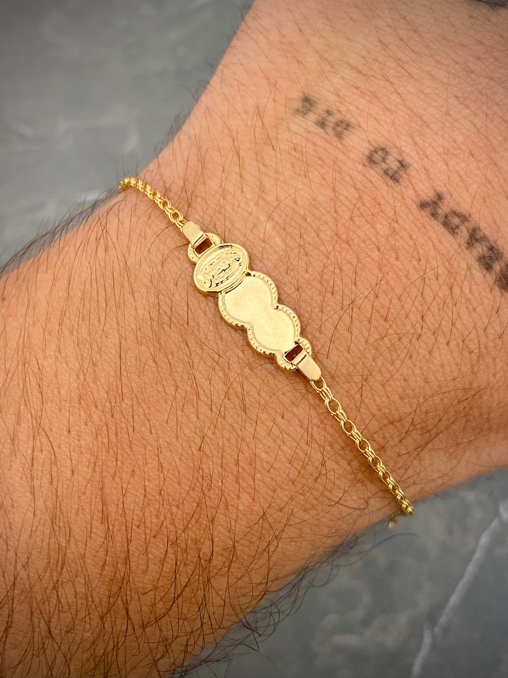 Pulso bebe con placa virgen de guadalupe 1.3gr / Largo 14.5cm — Oro Amarillo