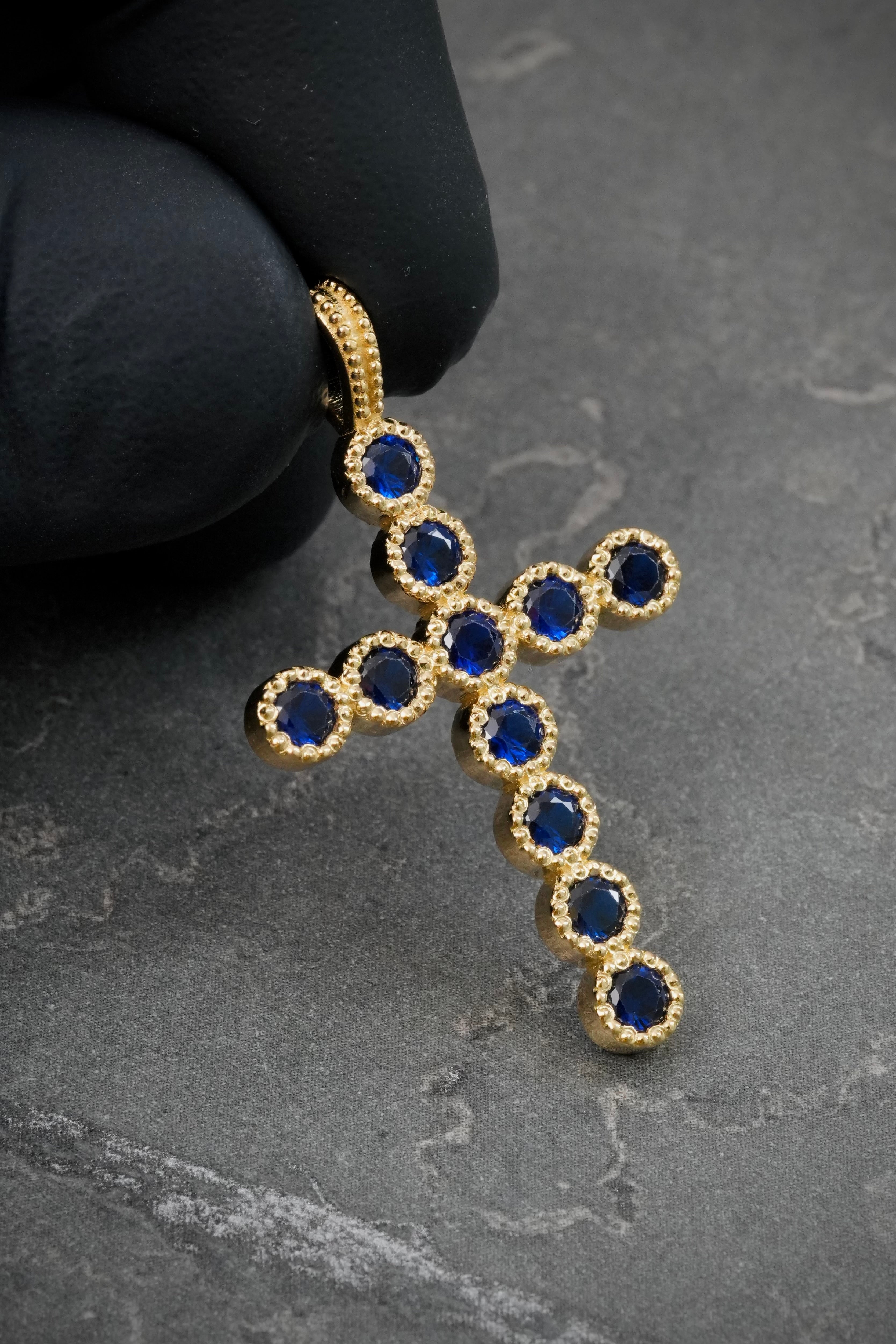Dije Cruz con Swarovski Azul 4.6gr / 3.7cm / 22.7mm — Oro Amarillo