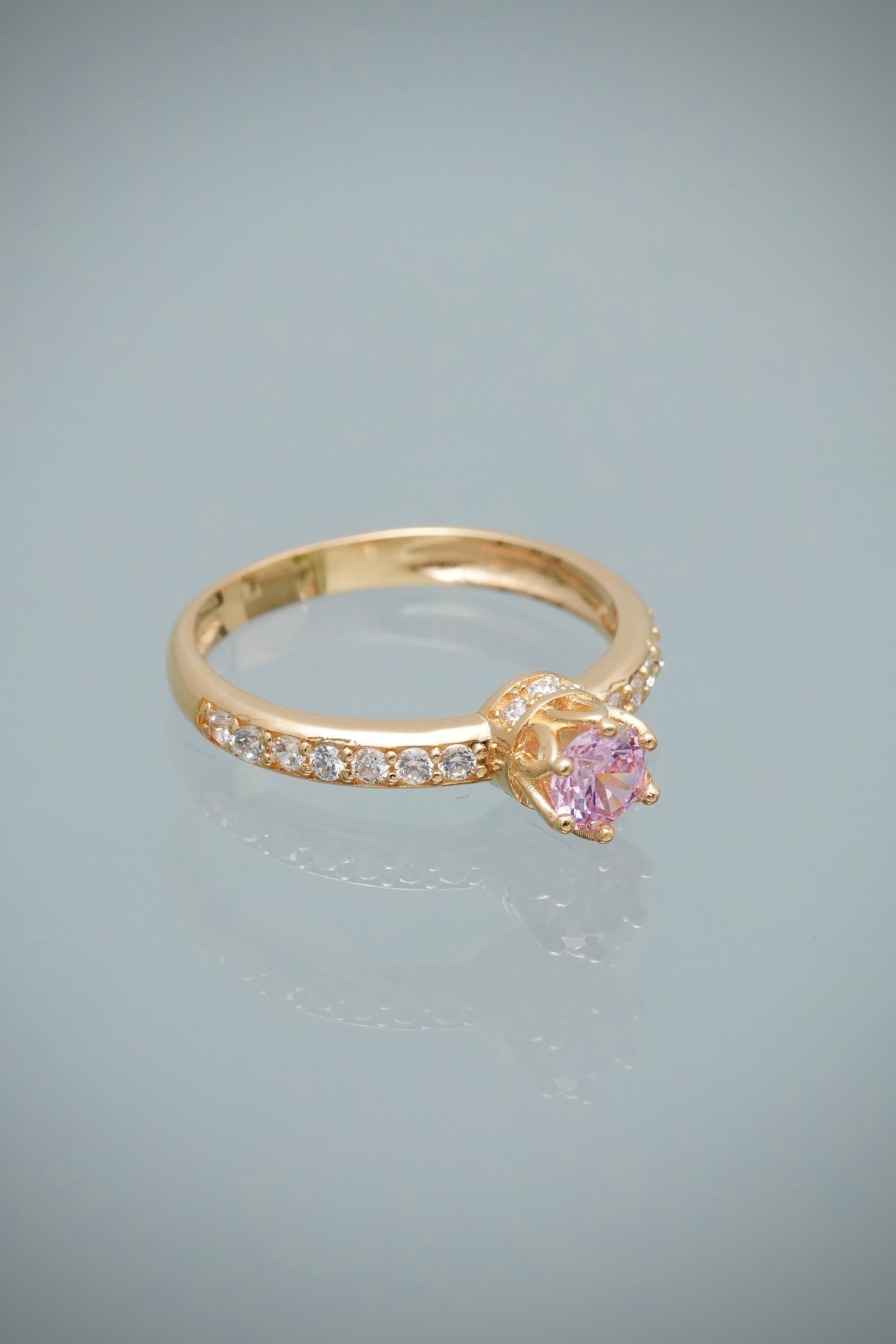 Solitario con Swarovski Rosado y Blanco 2.8gr / Talla 6 1/4 — Oro Amarillo