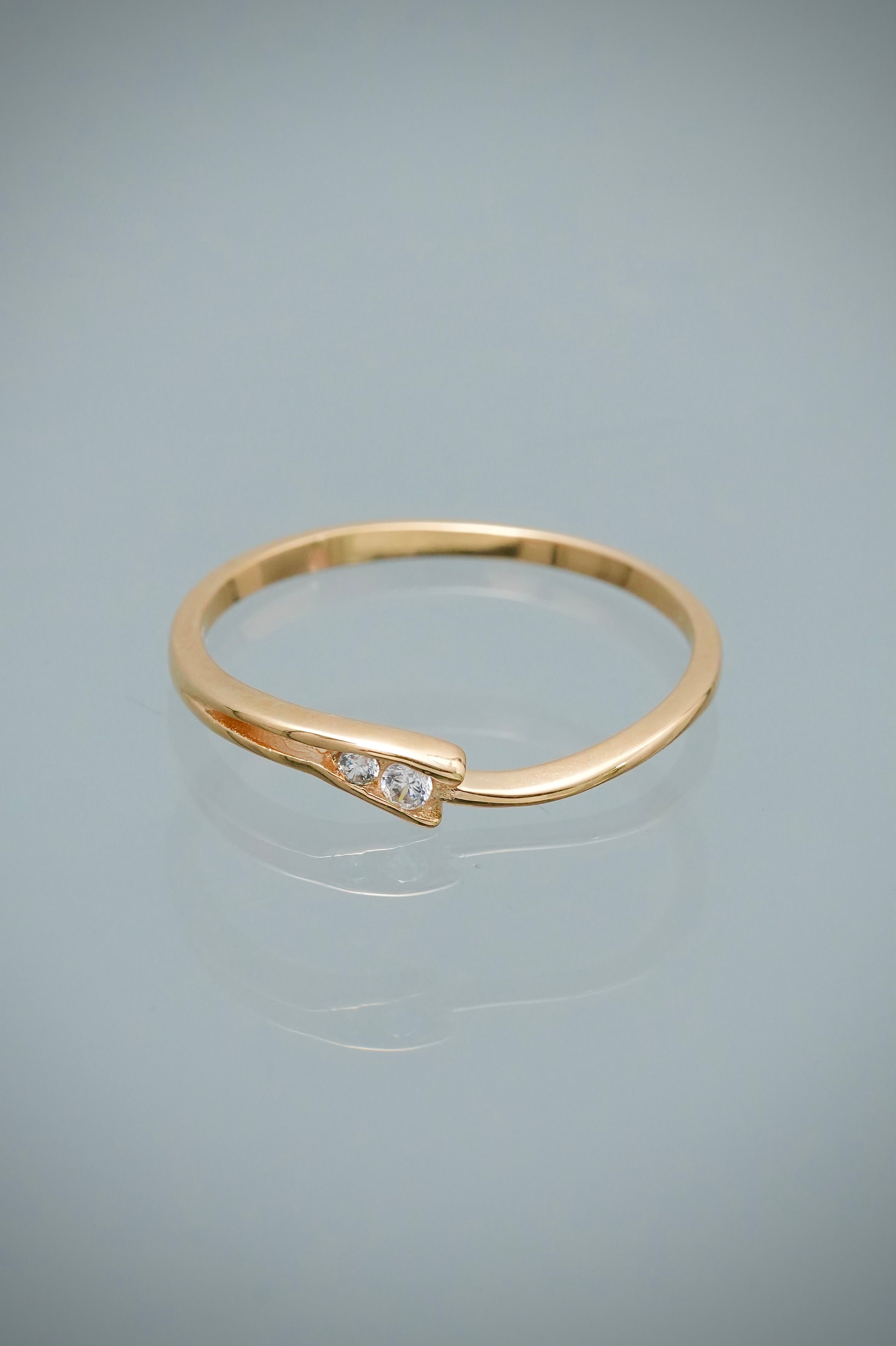 Anillo con Swarovski Blanco 1.4gr / Talla 8 — Oro Amarillo
