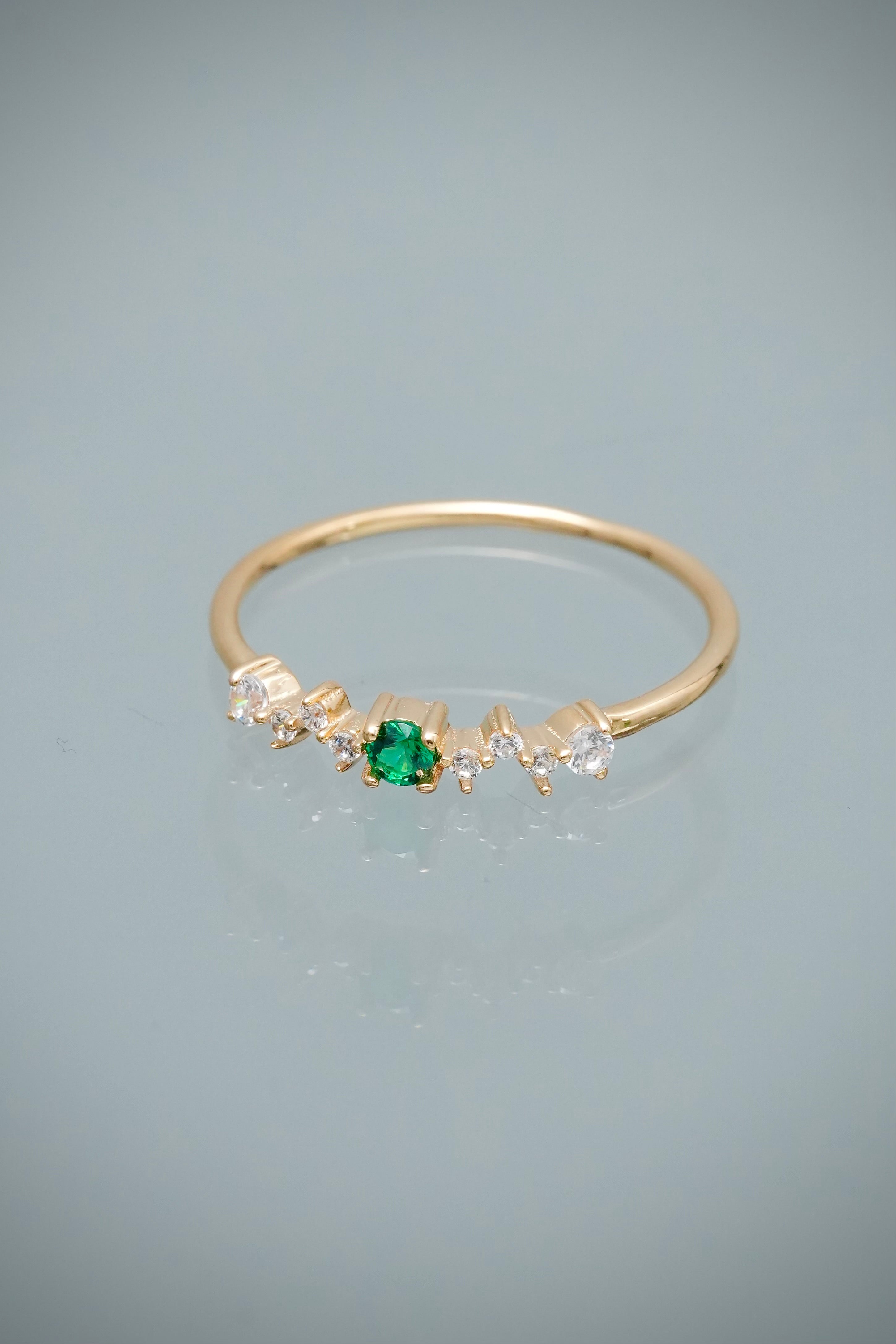 Anillo con Swarovski Verde y Blanco 1.15gr / Talla 6 3/4 — Oro Amarillo