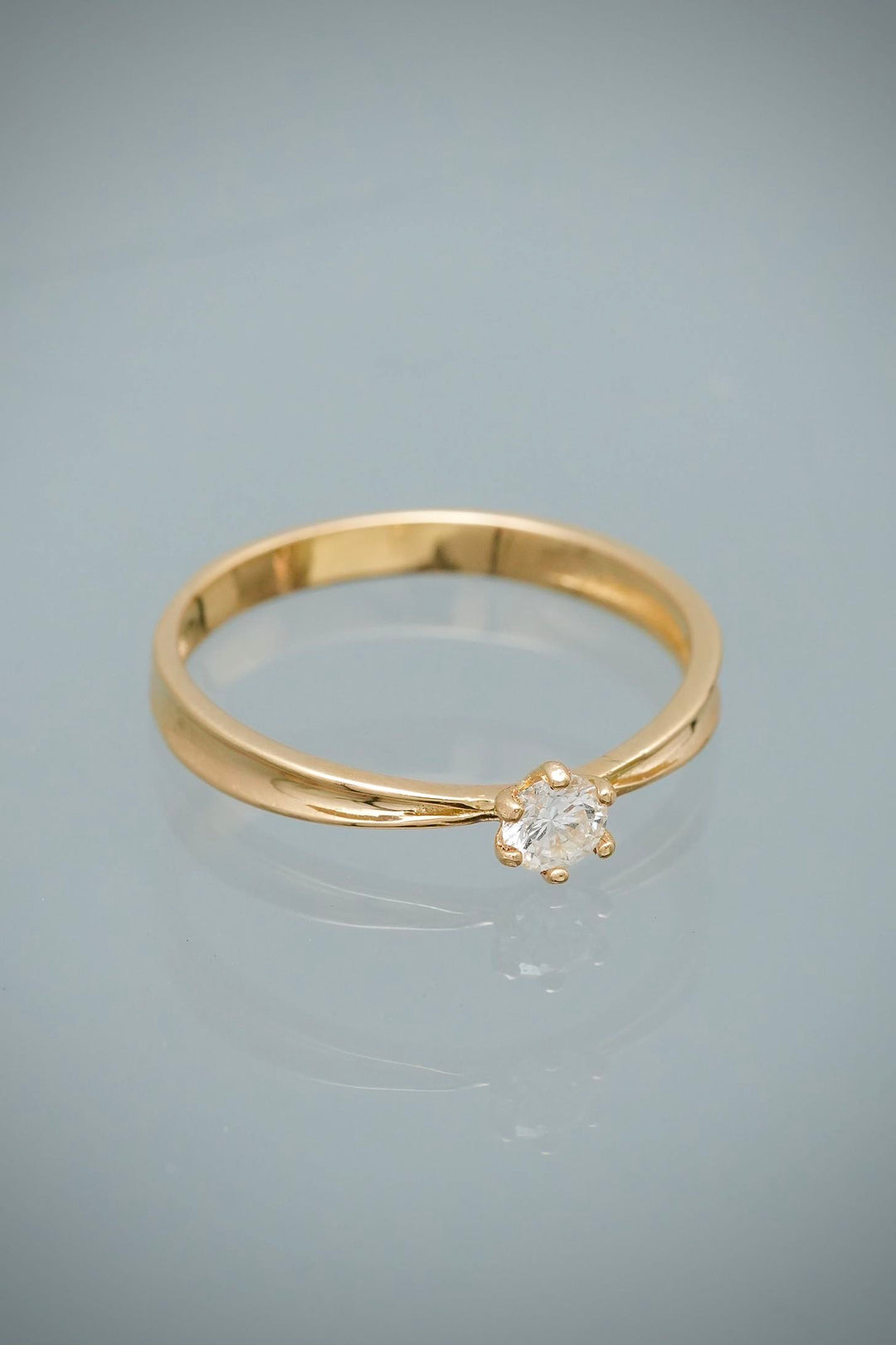Solitario con 22pts de Diamante Blanco 1.95gr / Talla 8 — Oro Amarillo