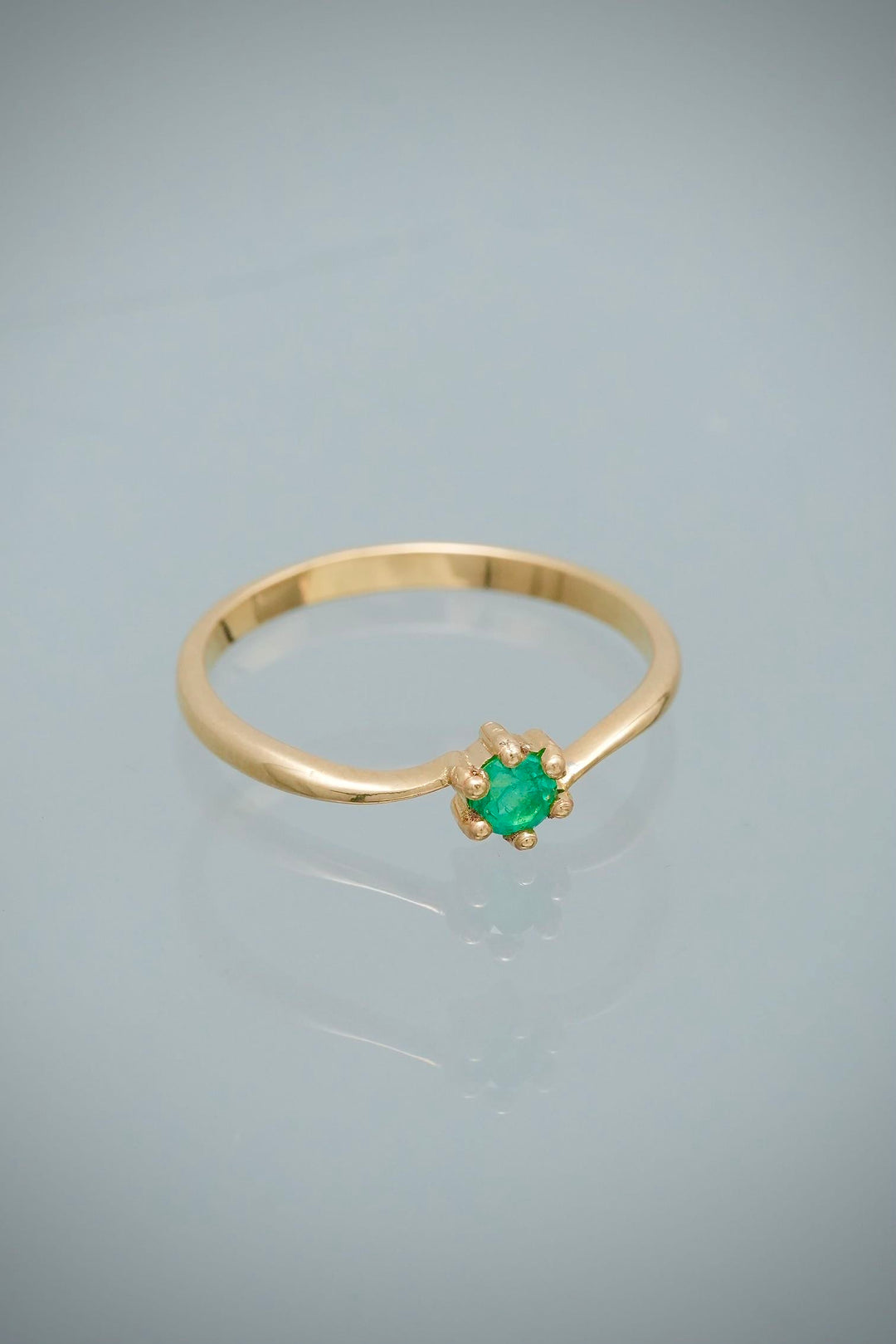 Solitario con 14pts de Esmeralda 1.55gr / Talla 6 1/4 — Oro Amarillo