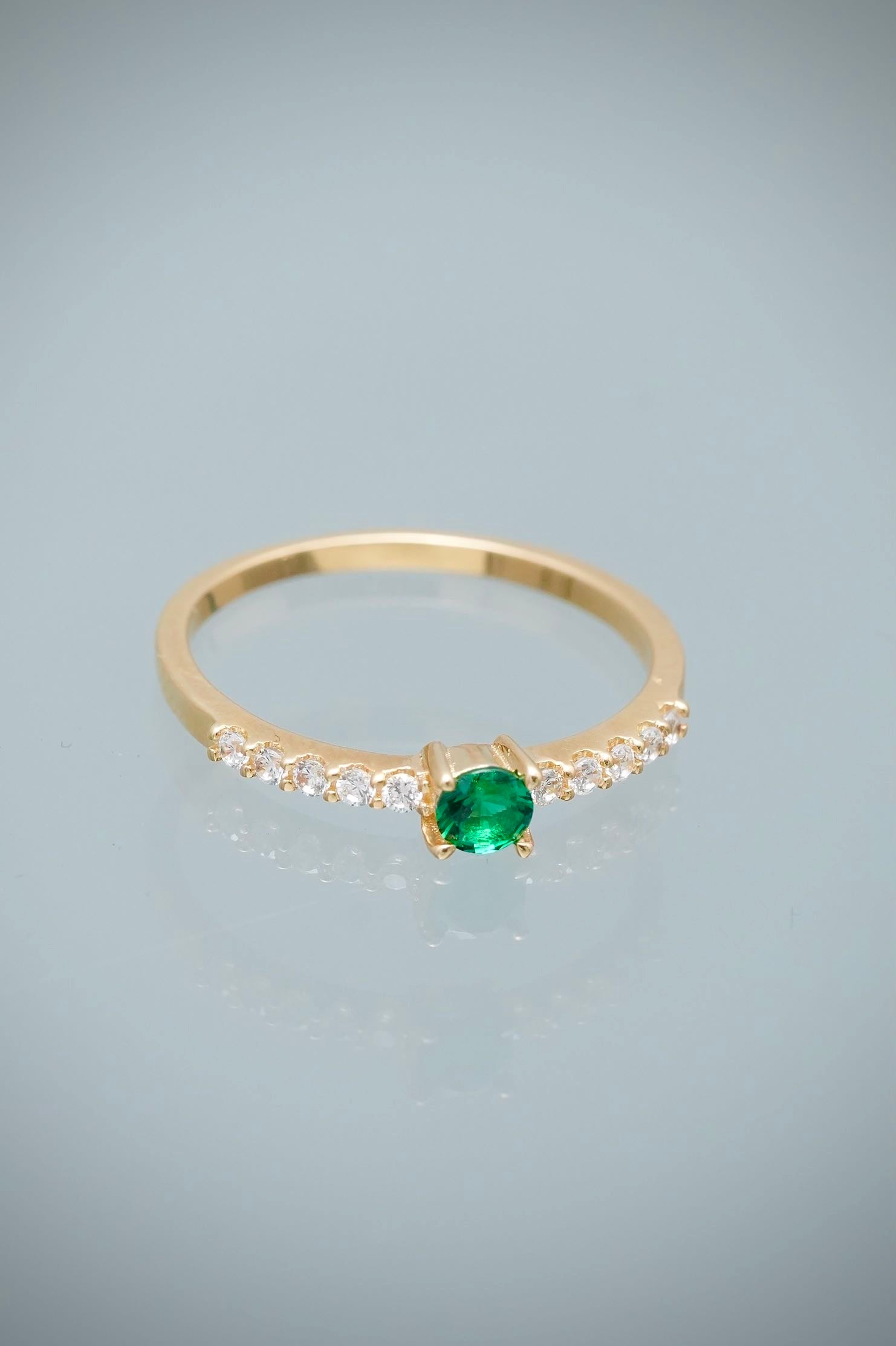 Solitario con Swarovski Verde y Blanco 1.75gr / Talla 6 1/2 — Oro Amarillo