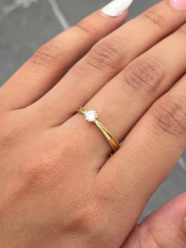Solitario con 22pts de Diamante Blanco 1.95gr / Talla 8 — Oro Amarillo