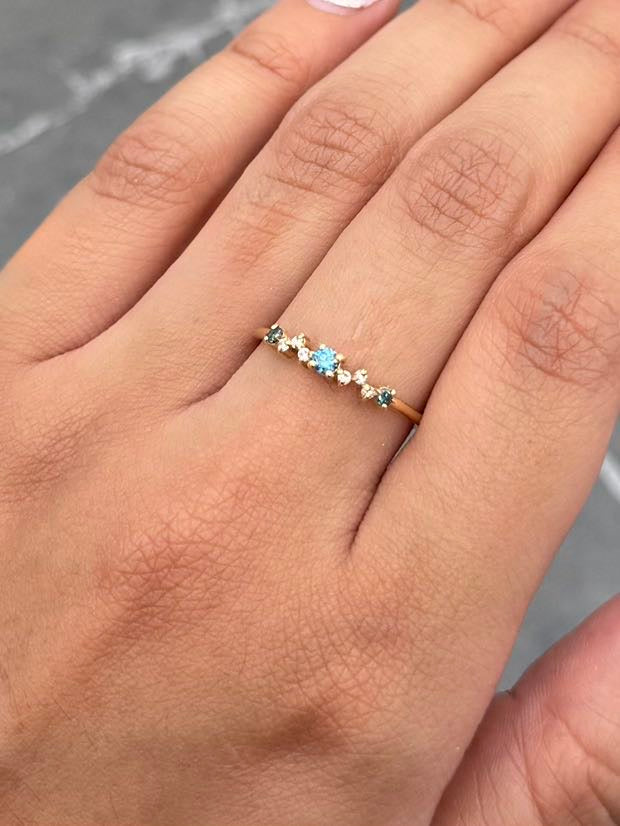 Anillo con 11pts de Zafiro y 5pts de Diamante 1.2gr / Talla 6 1/2 — Oro Amarillo