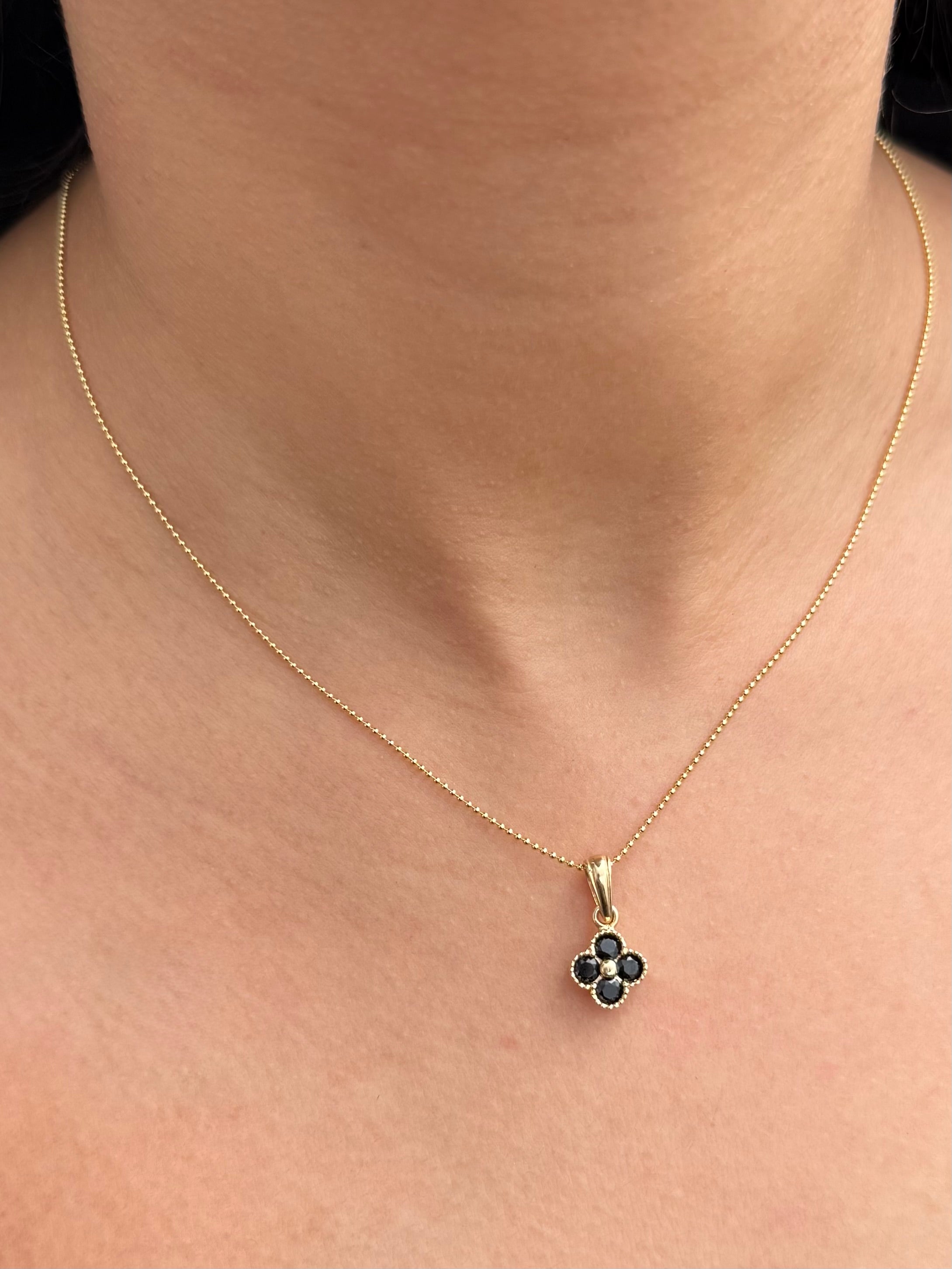 Dije Lucky Clover con Swarovski Negro 1.55gr / 2cm / 10mm — Oro Amarillo