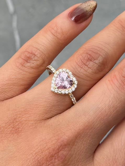 Solitario con Swarovski Rosado y Blanco 2.9gr / Talla 6 1/4 — Oro Amarillo