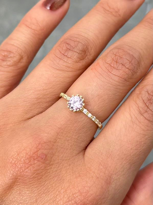 Solitario con Swarovski Rosado y Blanco 1.6gr / Talla 6 — Oro Amarillo
