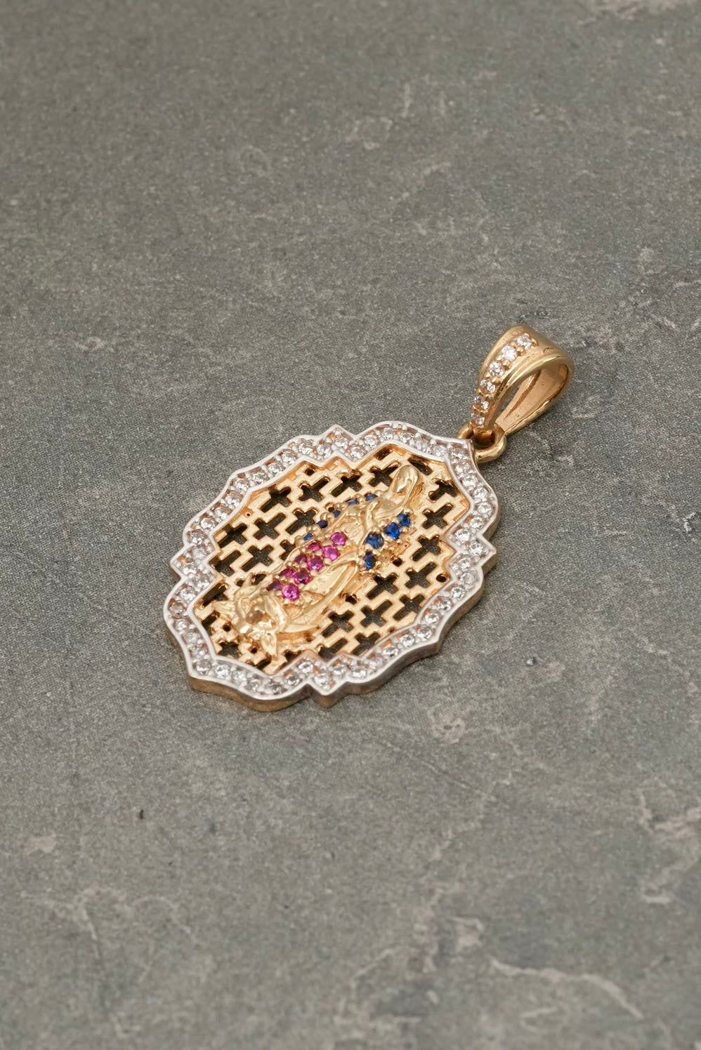 Dije virgen de guadalupe con swarovski azul y fucsiA 3.8gr / Largo 3.2cm — Oro Amarillo