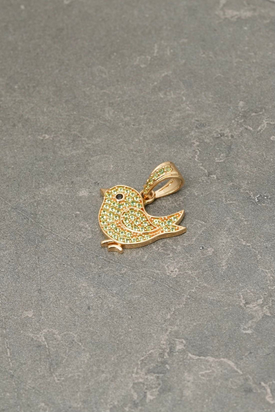 Dije pajaro con swarovski verde 1.65gr / Largo 2cm — Oro Amarillo