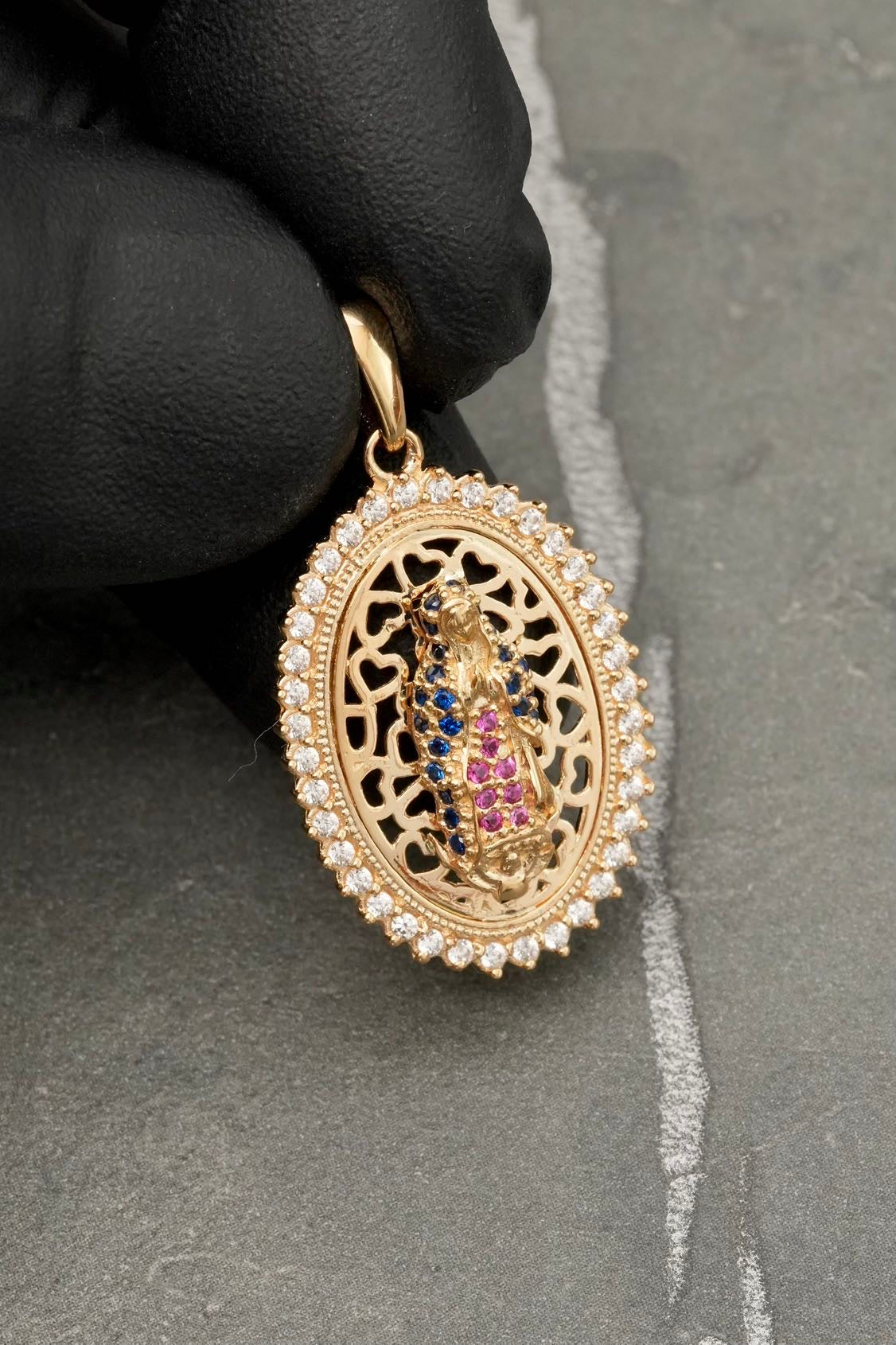 Dije virgen de guadalupe con swarovski azul y fucsiA 4.45gr / Largo 3.2cm — Oro Amarillo