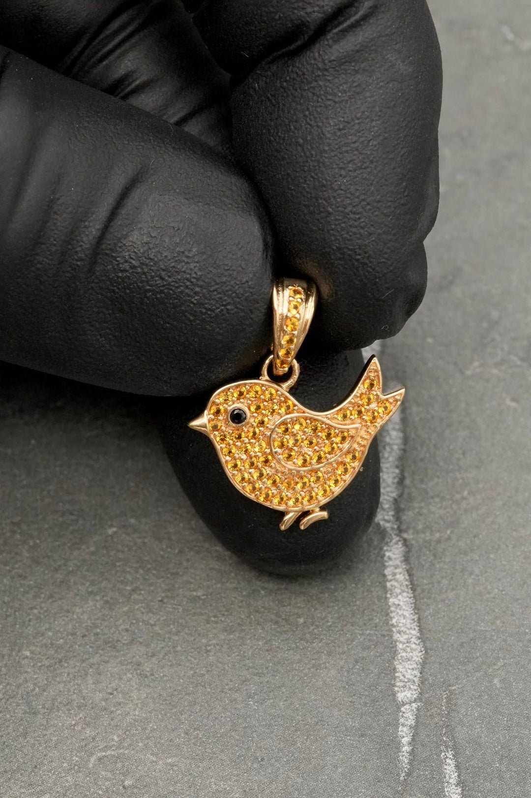 Dije de pollo con swarovski amarillo 1.6gr / Largo 2 cm — Oro Amarillo