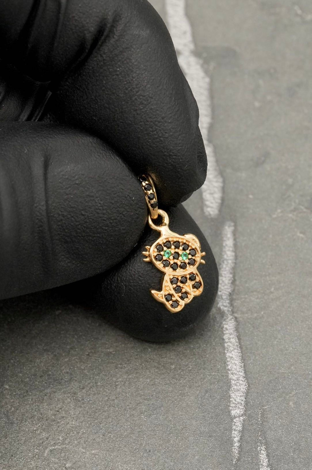 Dije gato con swarovski negro 0.9gr / Largo 1.8cm — Oro Amarillo