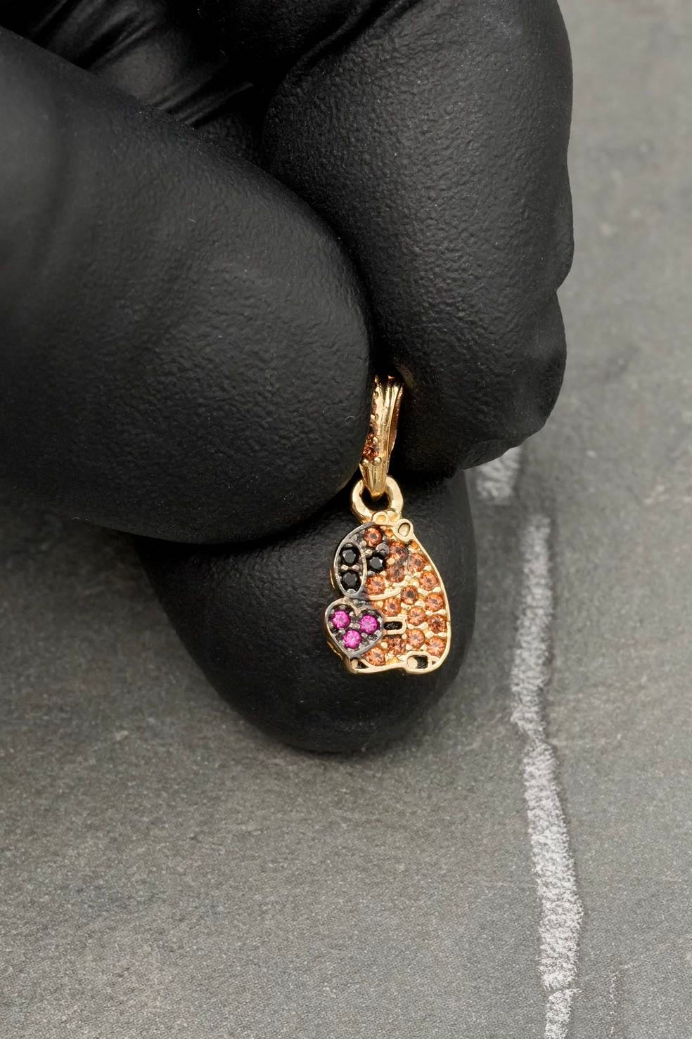 Dije capibara con swarovski naranjado y fucsia 0.8gr / Largo 1.6cm — Oro Amarillo
