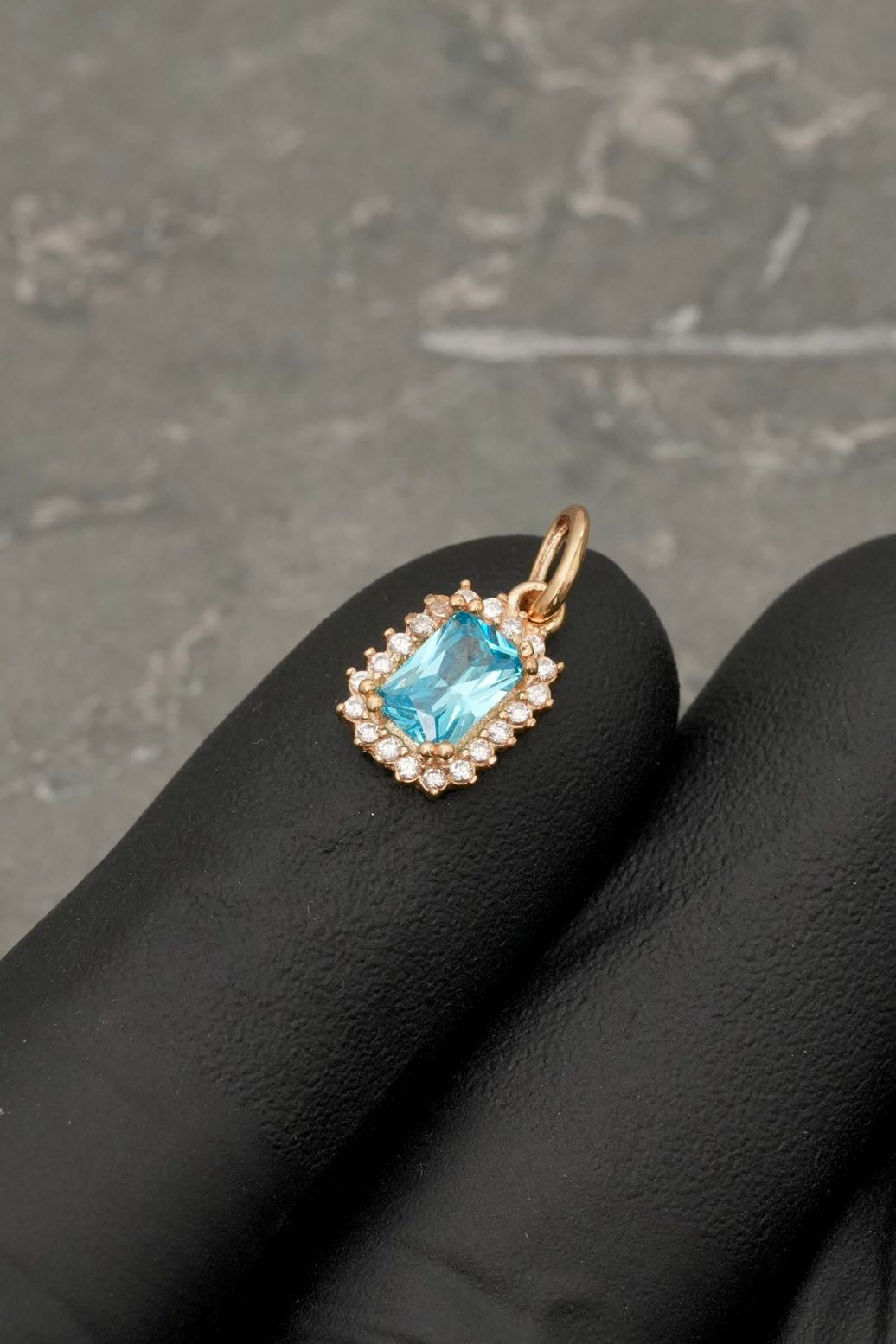 Dije con swarovski azul y blanco 0.9gr / Largo 1.5cm — Oro Amarillo