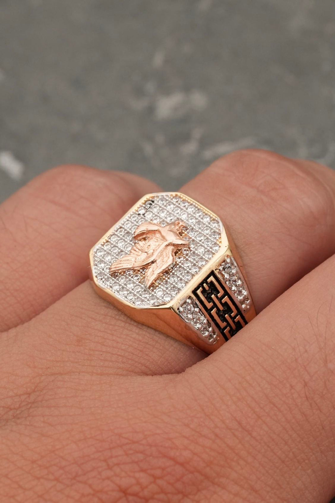 Anillo aguila con swarovski blanco 8.75gr / Talla 9 — Dos Oros
