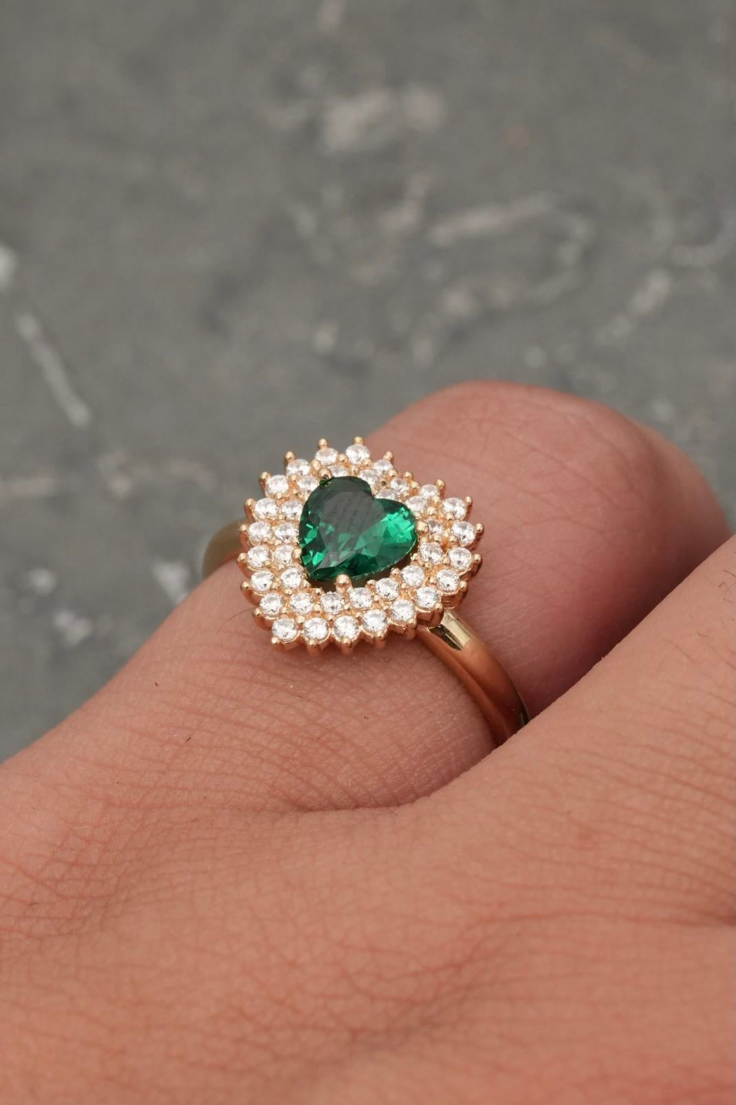 Solitario corazon con swarovski verde y blanco 3.3gr / TALLA 7 1/4 / Oro Amarillo Nac*