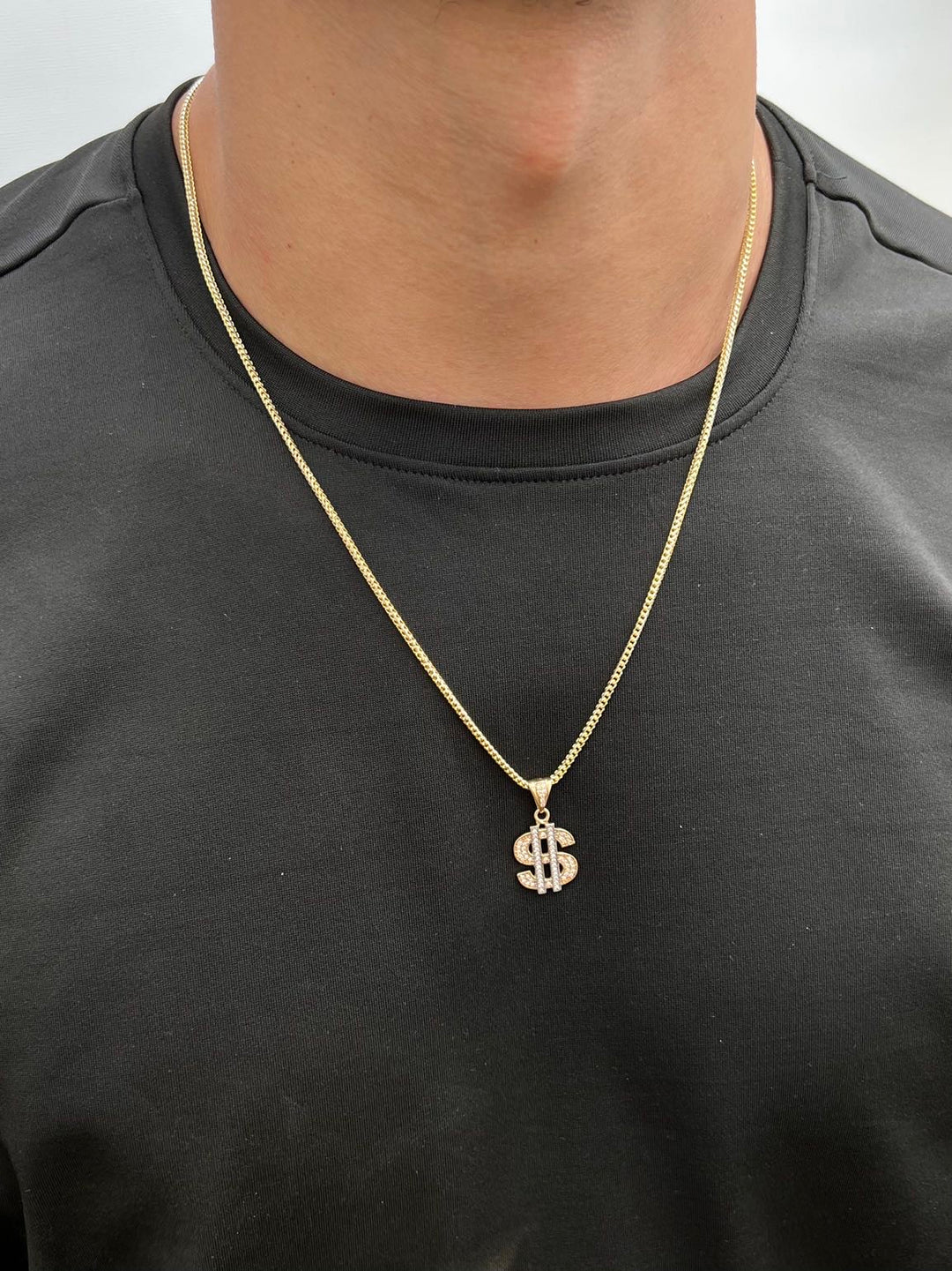 Dije signo peso con swarovski blanco 2.7gr / Largo 3cm — Oro Amarillo