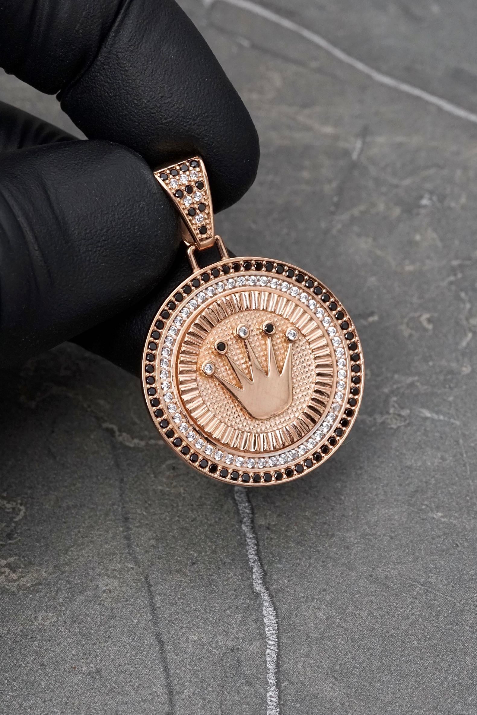 Dije corona rx con swarovski blanco y negro 6.65gr / Largo 3.7cm — Oro Rosado