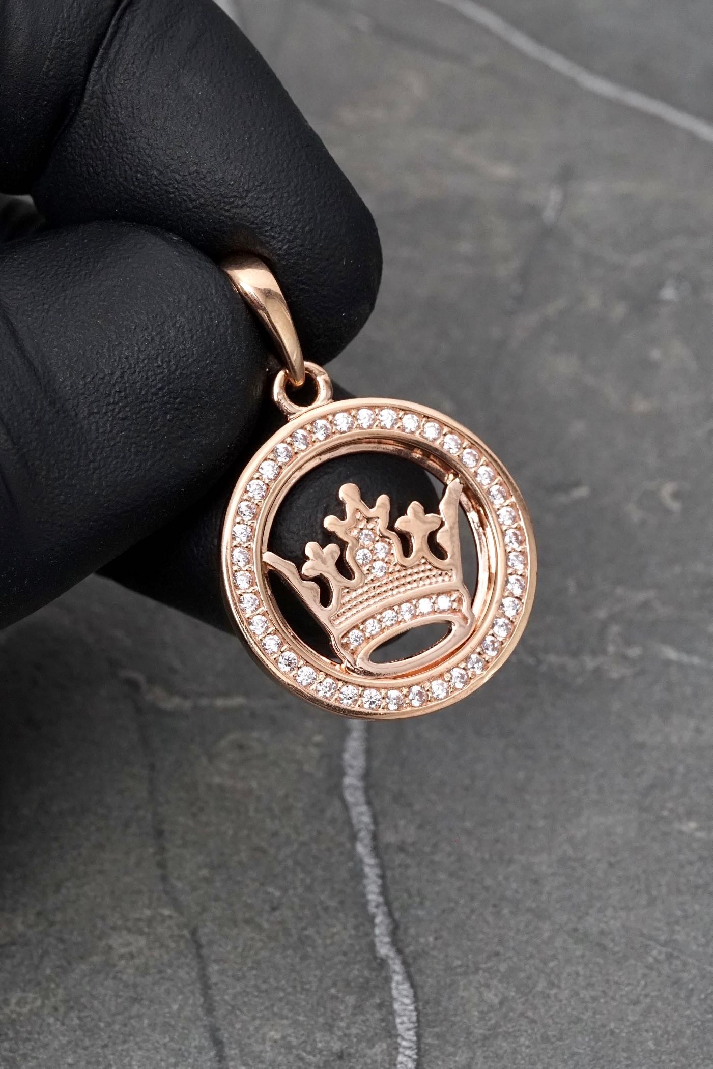 Dije corona con swarovski blanco 5.3gr / Largo 3.1cm — Oro Rosado