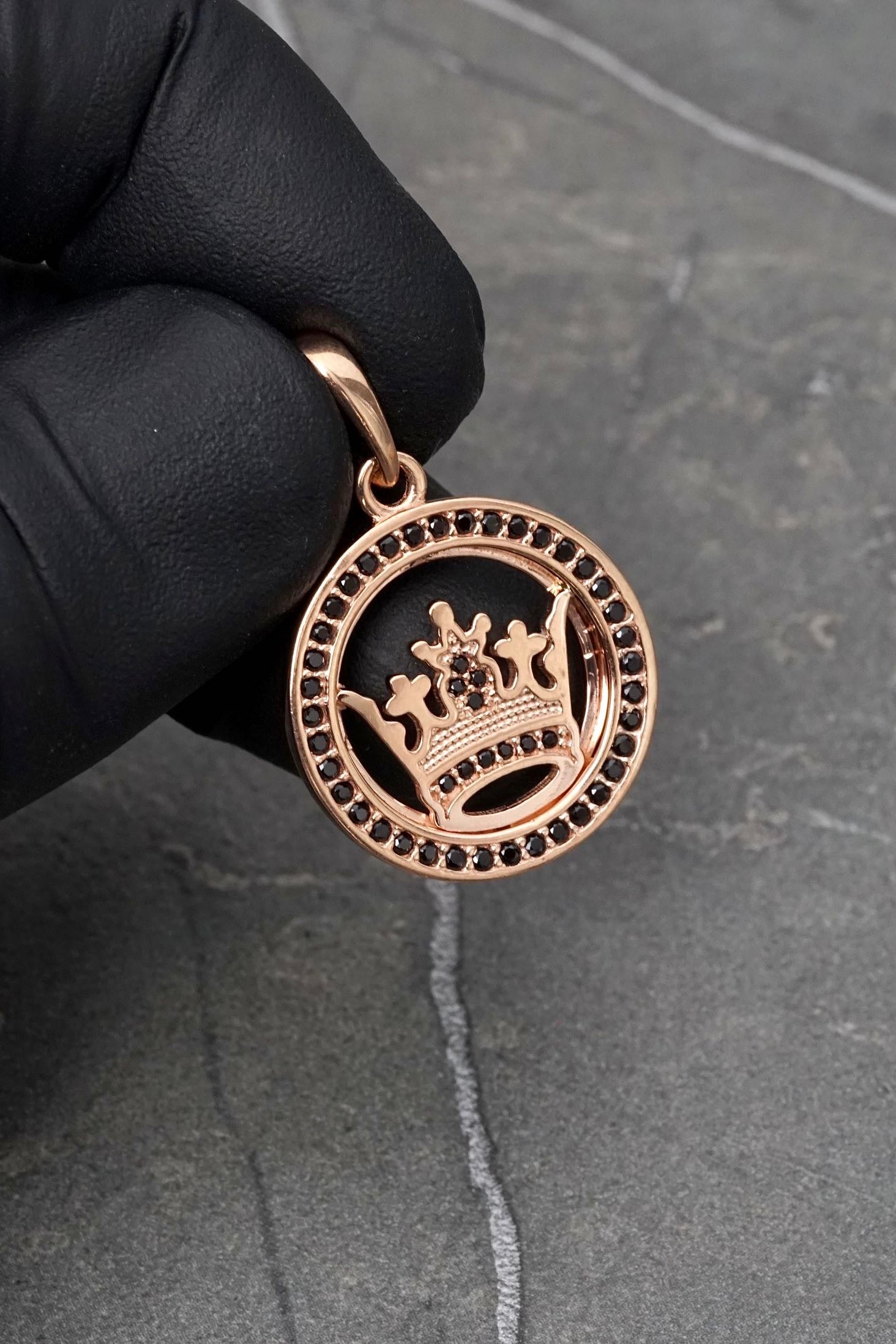 Dije corona con swarovski negro 5.1gr / Largo 3.1cm — Oro Rosado