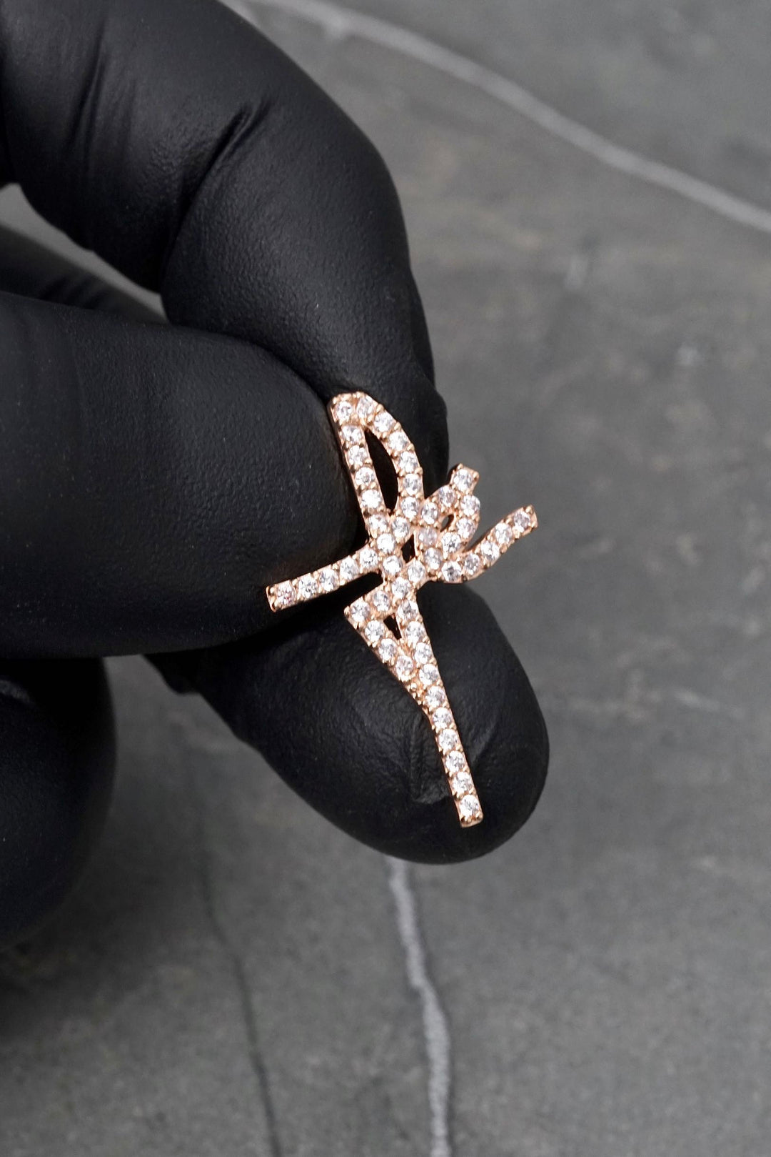 Dije fe con swarovski blanco 1.9gr / Largo 2.7cm — Oro Rosado