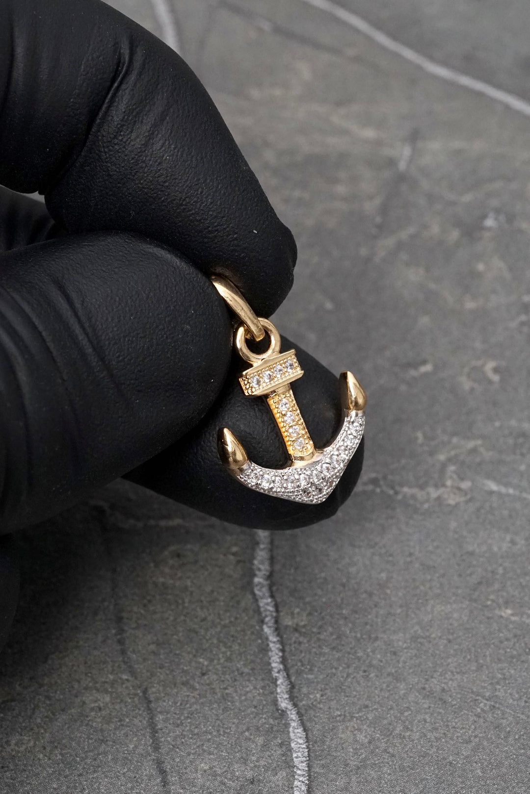 Dije ancla con swarovski blanco 1.55gr / Largo 2.2cm — Oro Amarillo
