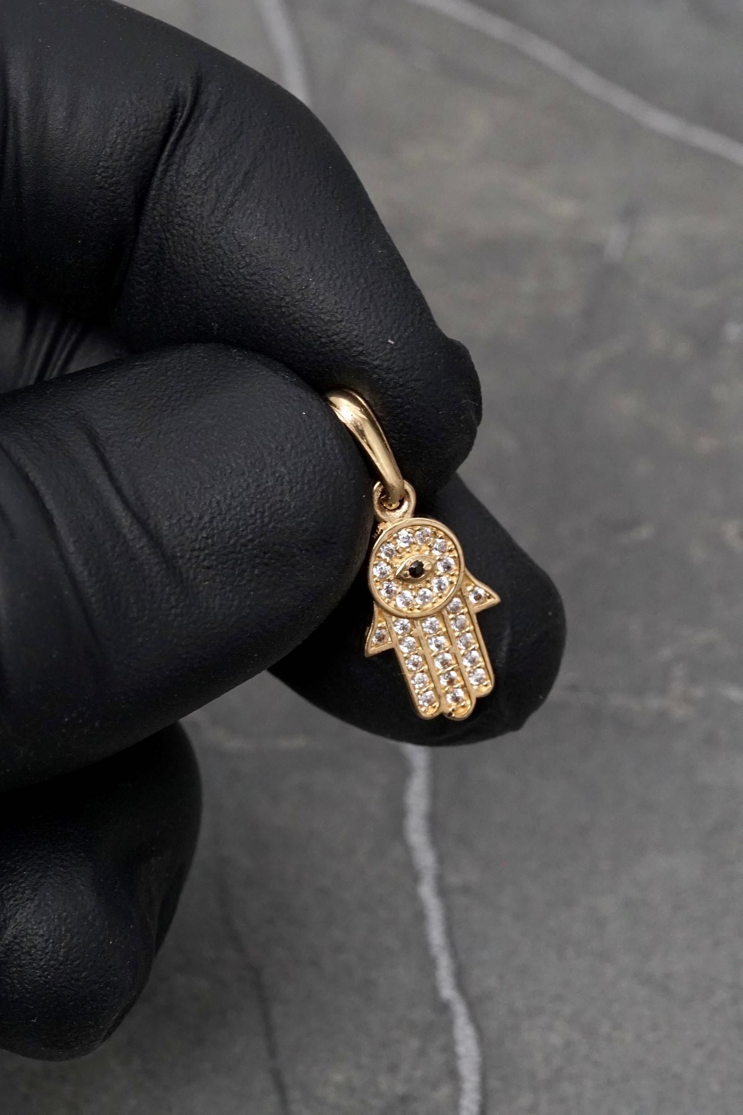 Dije mano hs con swarovski negro y blanco 1.2gr / Largo 2.2cm — Oro Amarillo