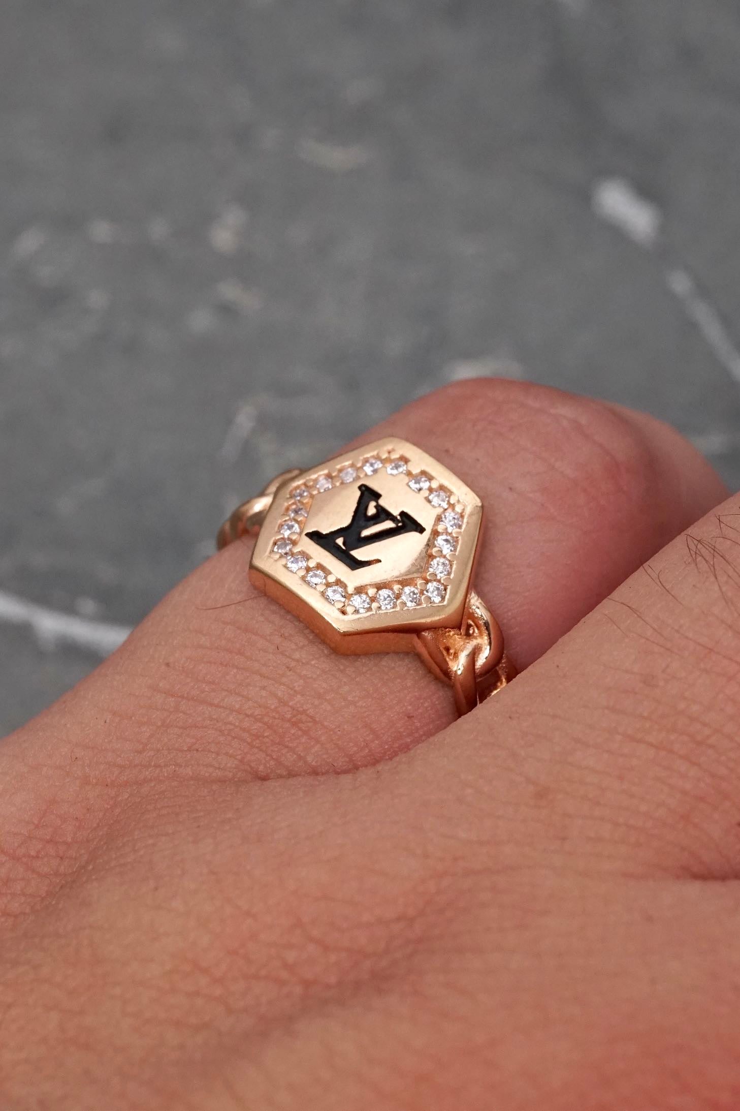 Anillo lv con swarovski blanco 3.7gr / Talla 6 / Oro Rosado Nac*