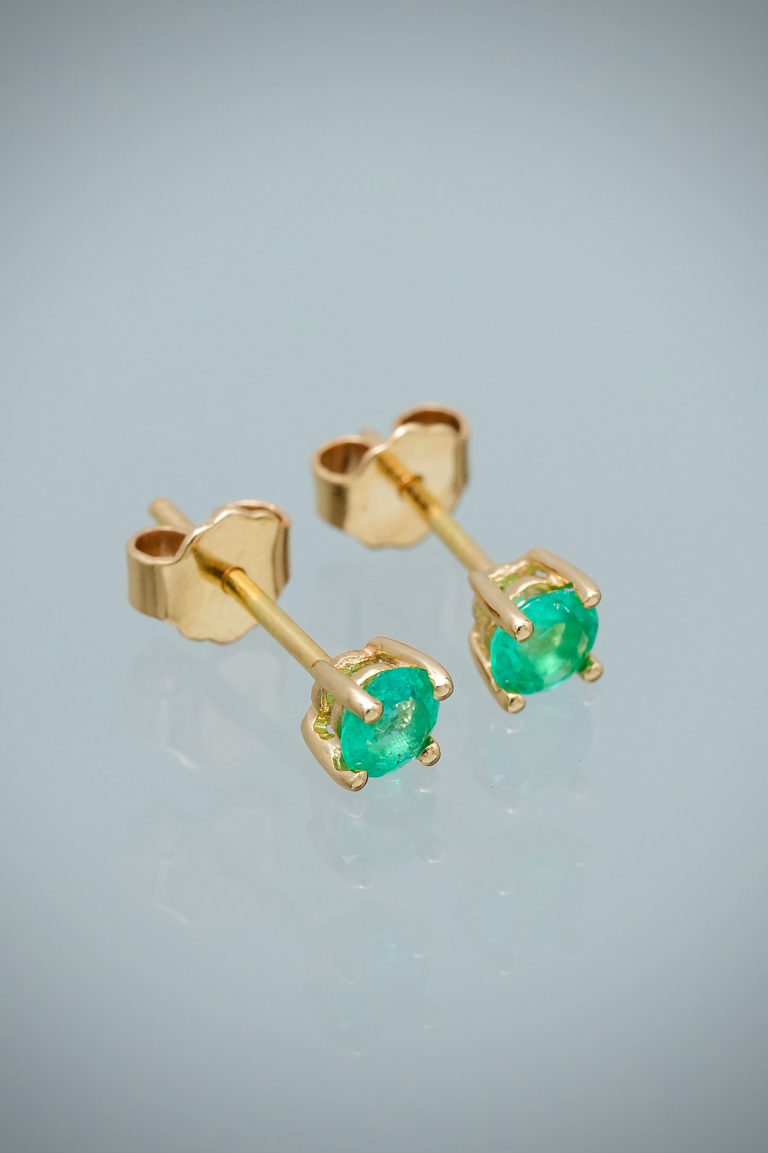 Topos con 64pts de Esmeralda 1.3gr / 0.4cm / 4.2mm — Oro Amarillo