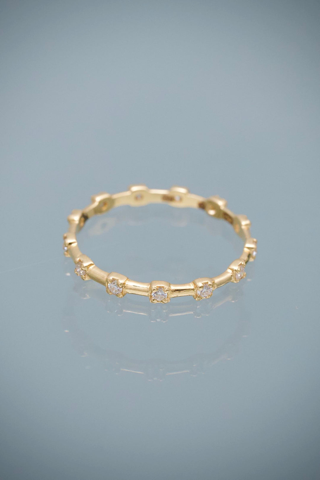 Anillo con 21pts de Moissanitas 1.1gr / Talla 6 1/4 — Oro Amarillo