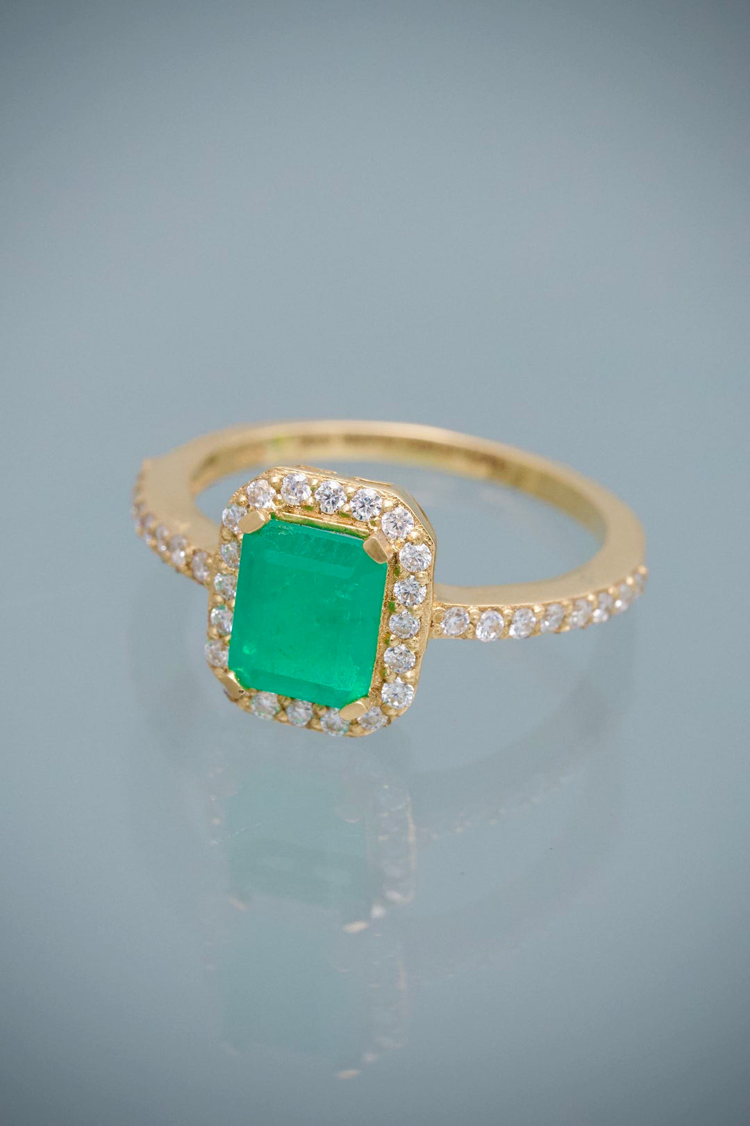 Solitario con 106pts de Esmeralda y 36pts de Moissanitas 2.75gr / Talla 6 — Oro Amarillo