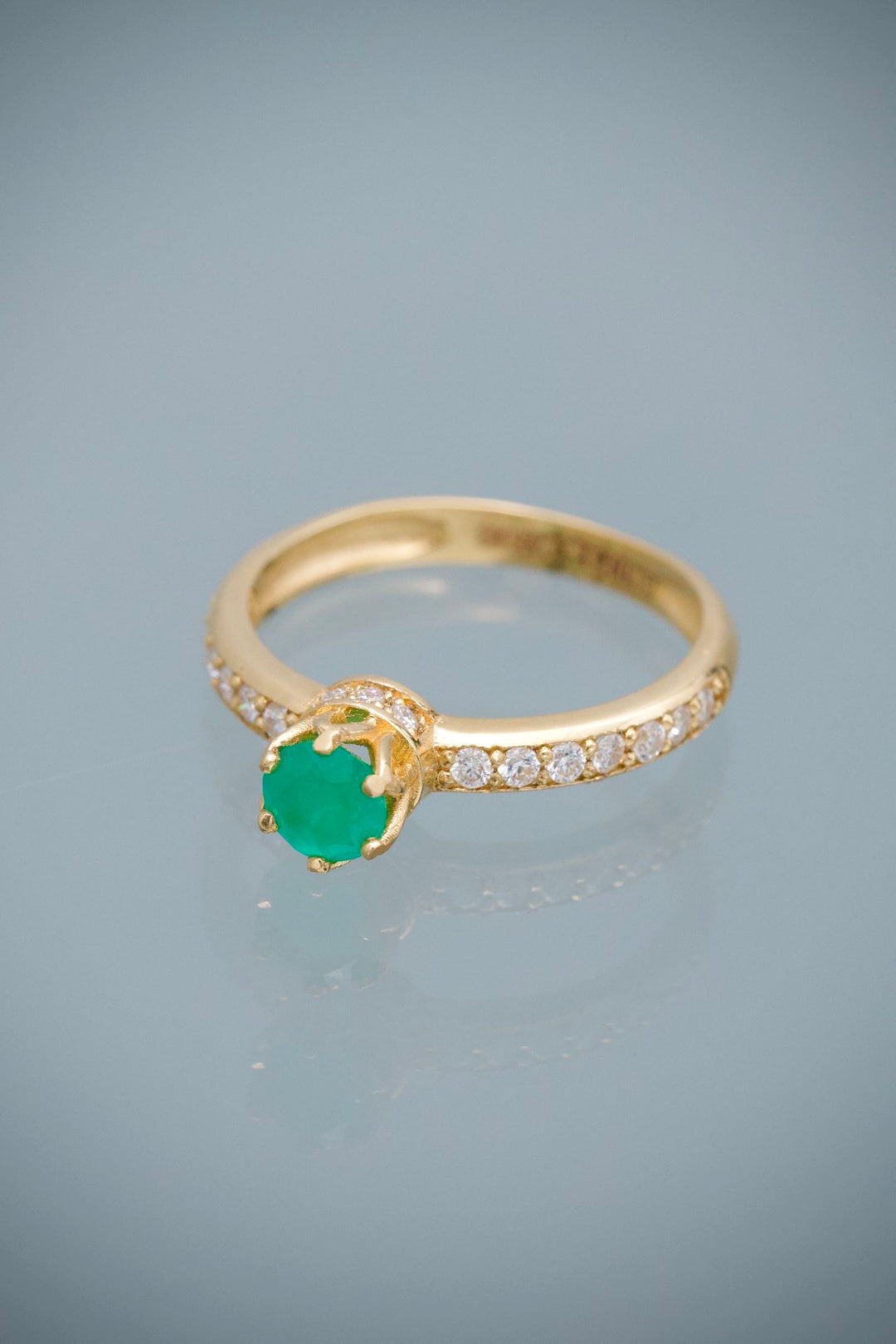 Solitario con 37pts de Esmeralda y 27pts de Moissanitas 2.6gr / Talla 5 3/4 — Oro Amarillo