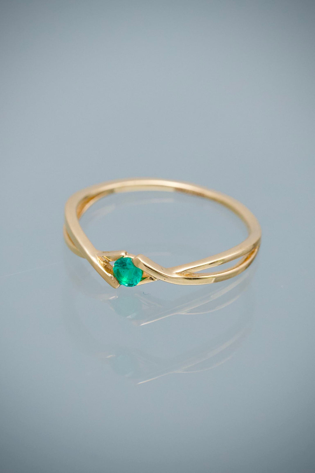 Anillo con 9pts de Moissanita Verde 1.35gr / Talla 6 3/4 — Oro Amarillo