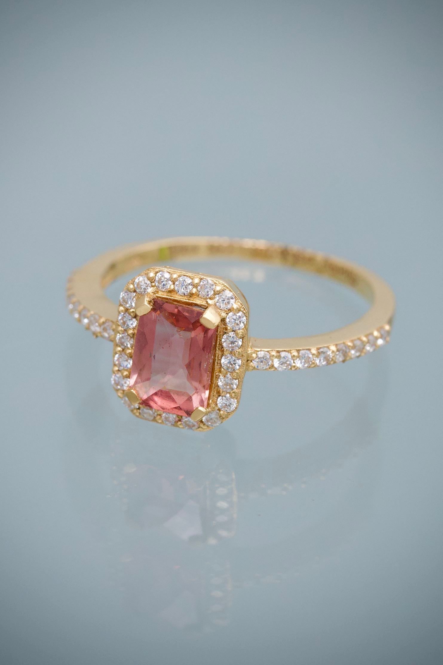 Solitario con 96pts de granate y 36pts de Moissanitas 2.8gr / Talla 7 1/2 — Oro Amarillo