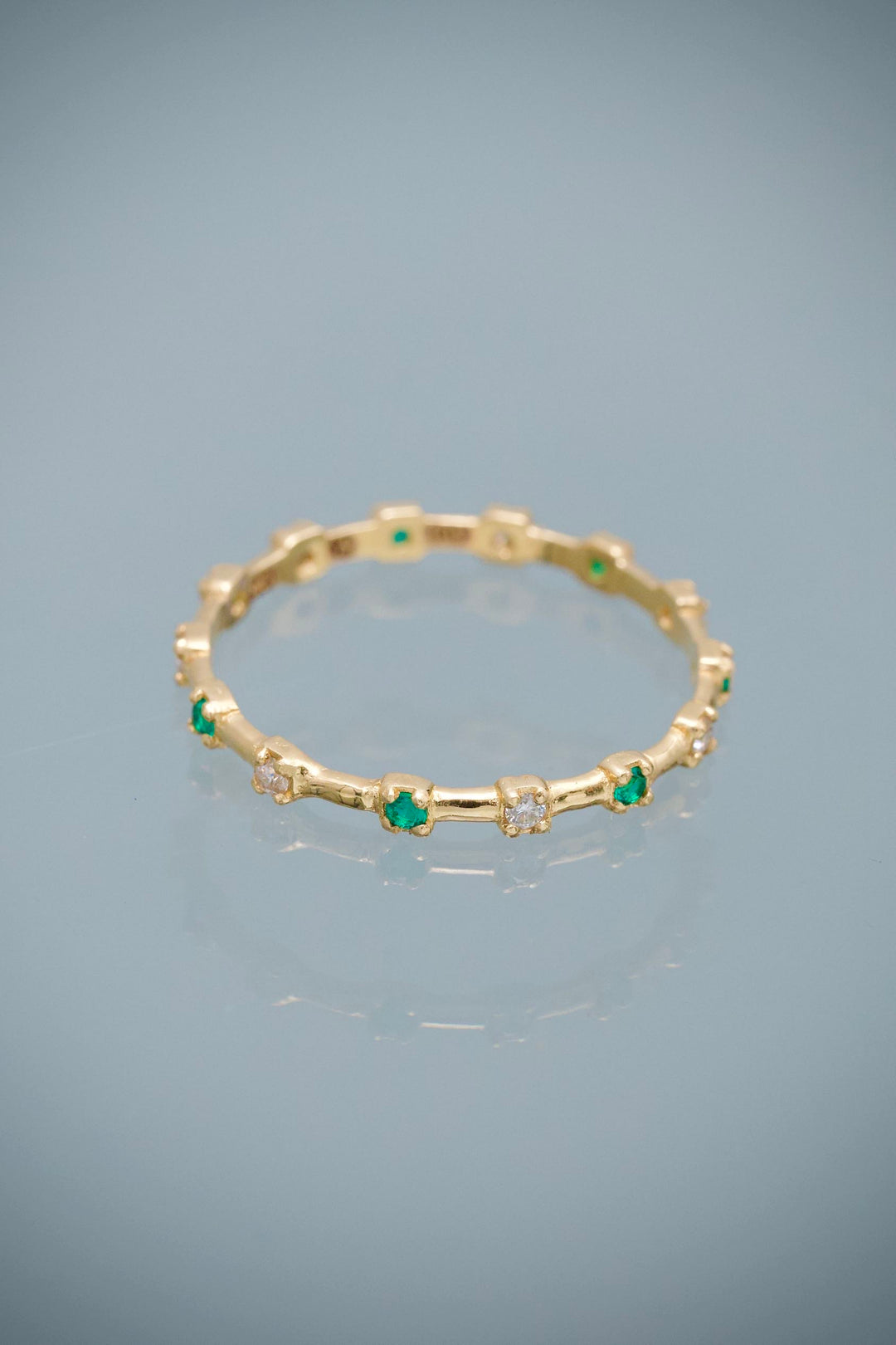 Anillo con 19pts de Moissanitas 1.3gr / Talla 8 — Oro Amarillo