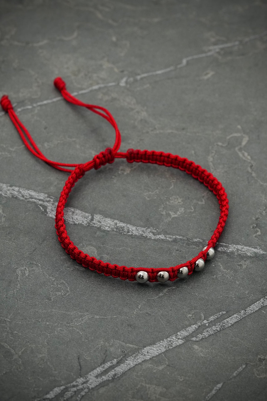 Pulsera en hilo rojo con bolas lisas 0.4gr — Oro Blanco