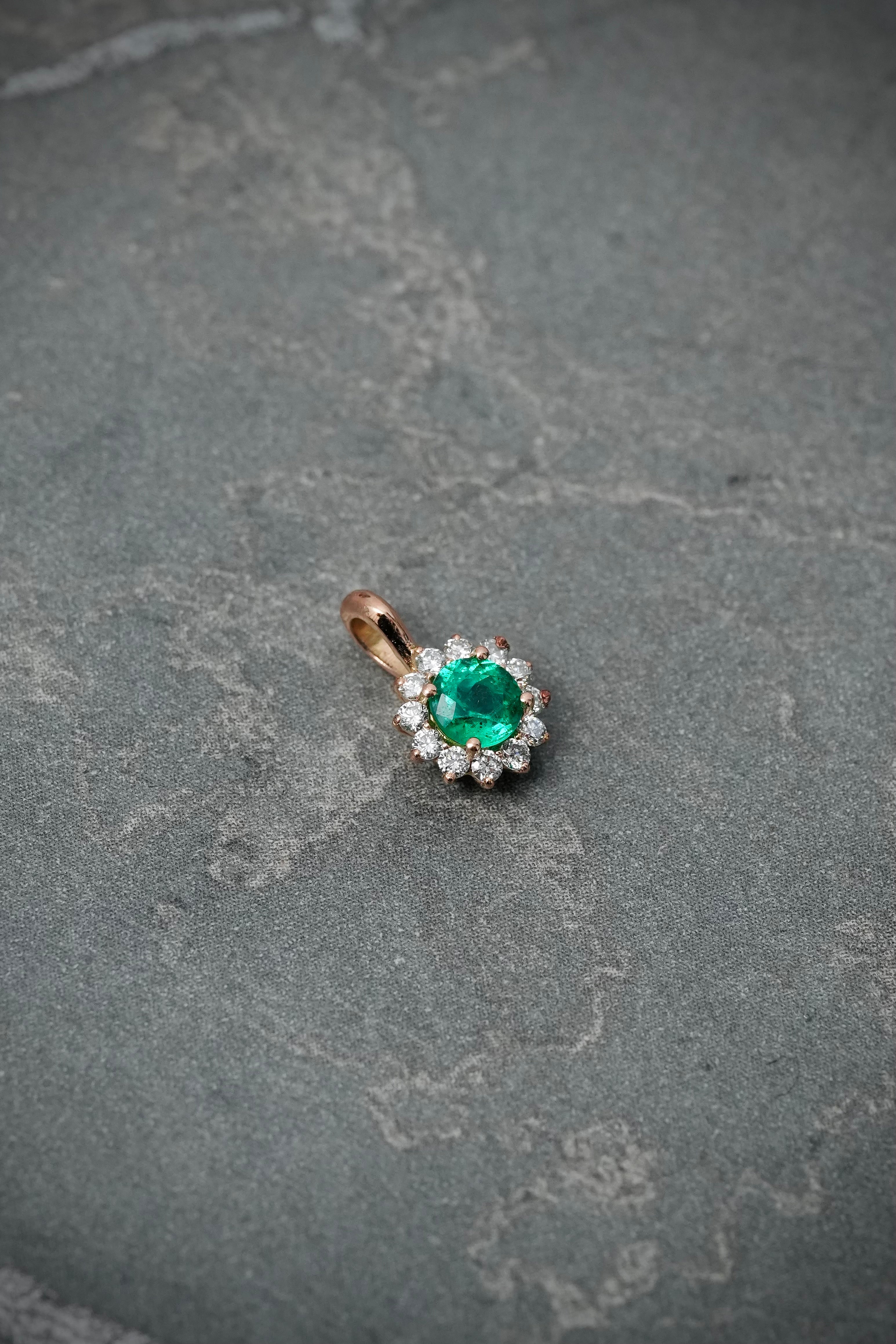 Dije con 22pts de esmeralda y 11pts de diamantes 0.55gr / Largo 1cm / Oro Rosado (Joya) B