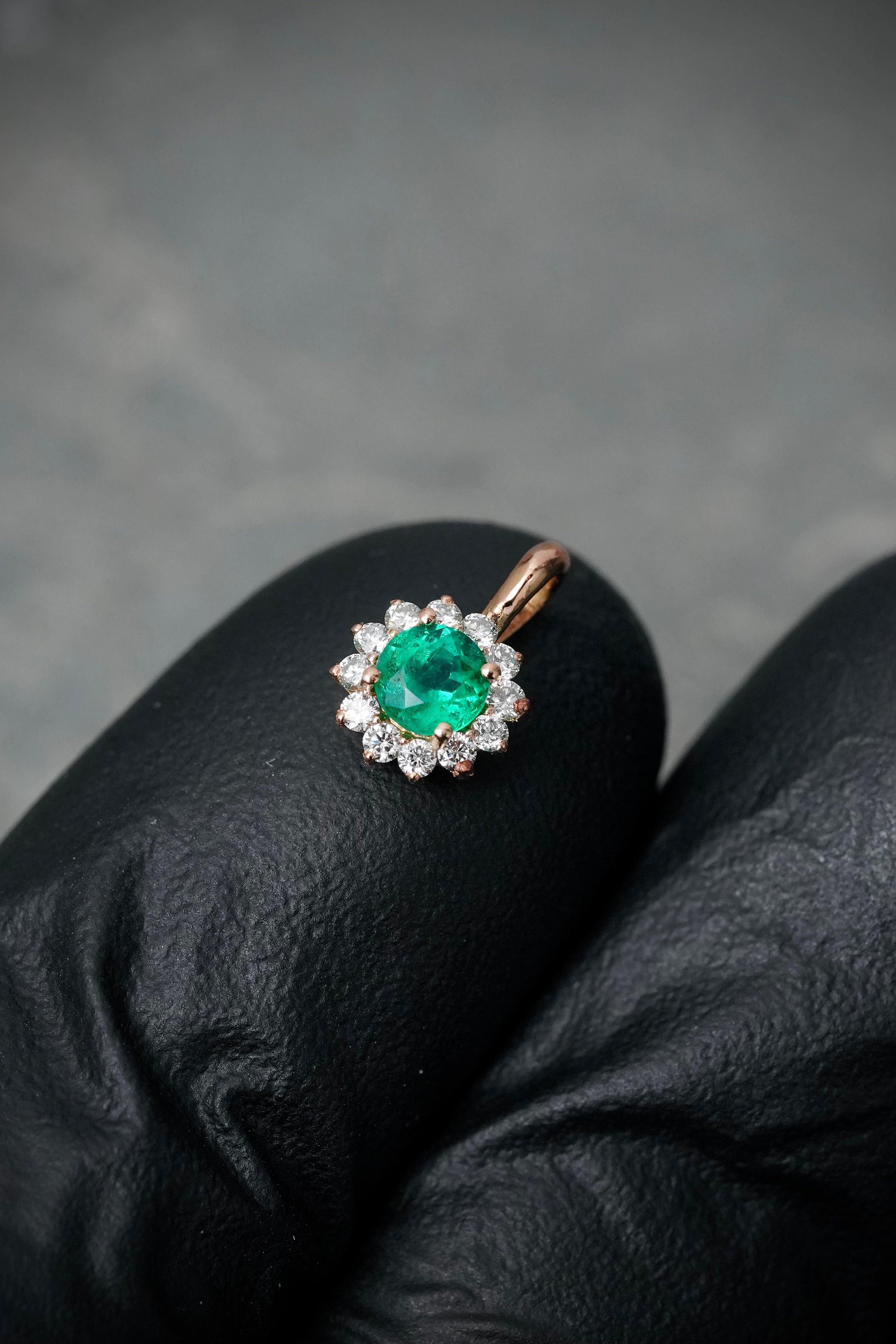 Dije con 22pts de esmeralda y 11pts de diamantes 0.55gr / Largo 1cm / Oro Rosado (Joya) B